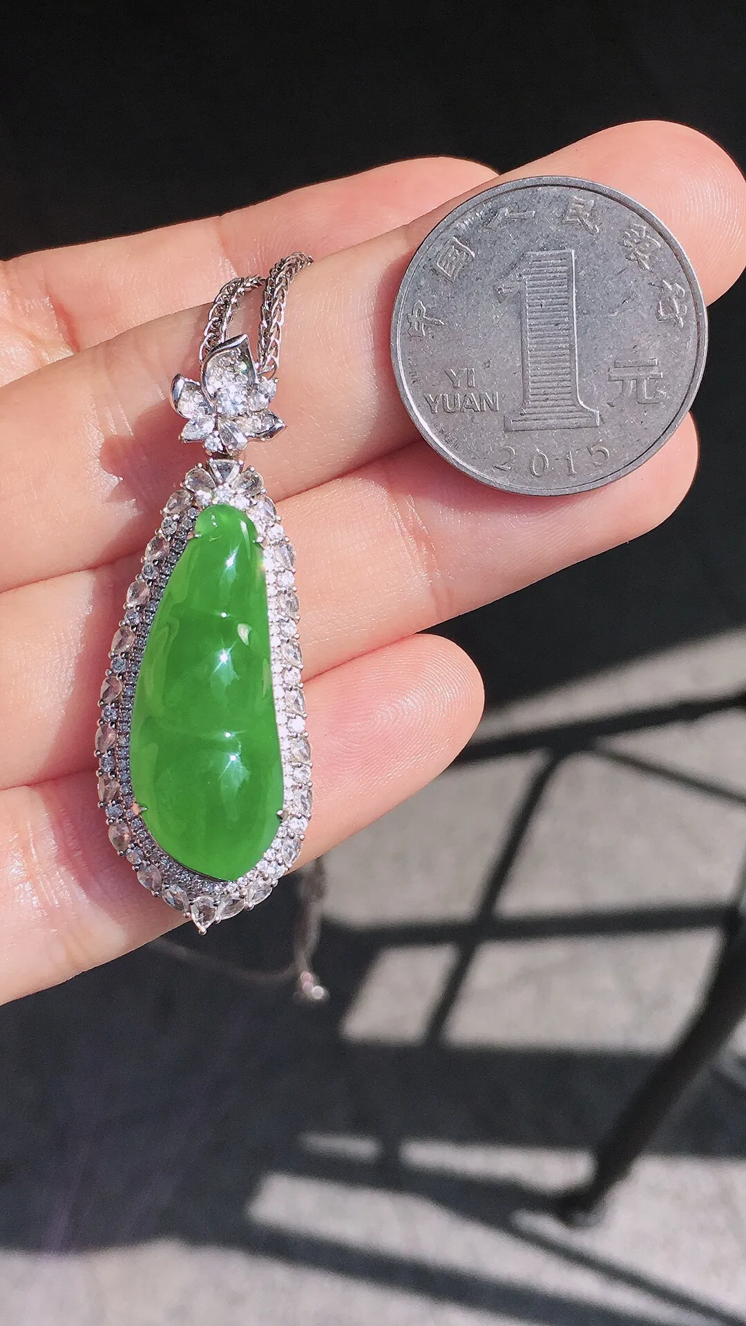 阳绿福豆吊坠，色泽均匀艳丽，玉质细腻，荧光感超
强，饱满圆润，尽显优雅气质，18k
金豪华镶嵌