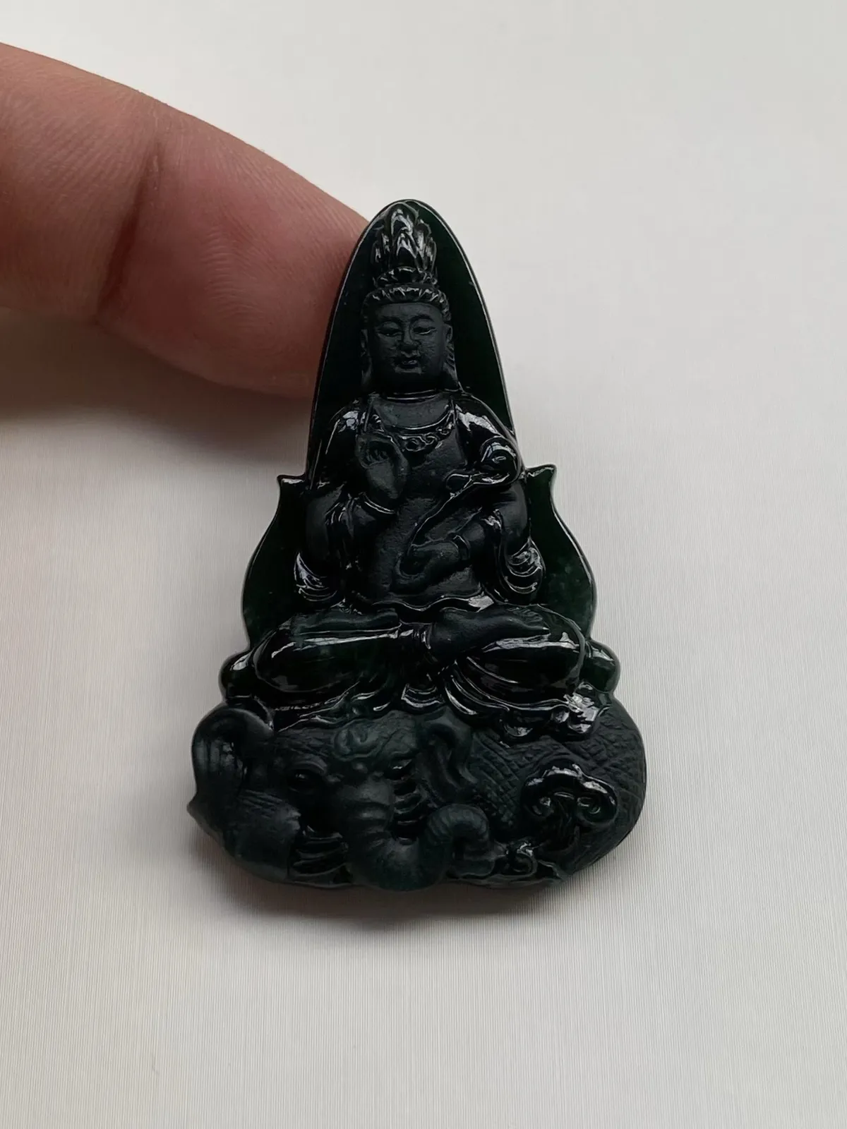 墨翠【普贤菩萨】细腻干净，黑度好、性价比高，雕工精湛，打灯透绿‘