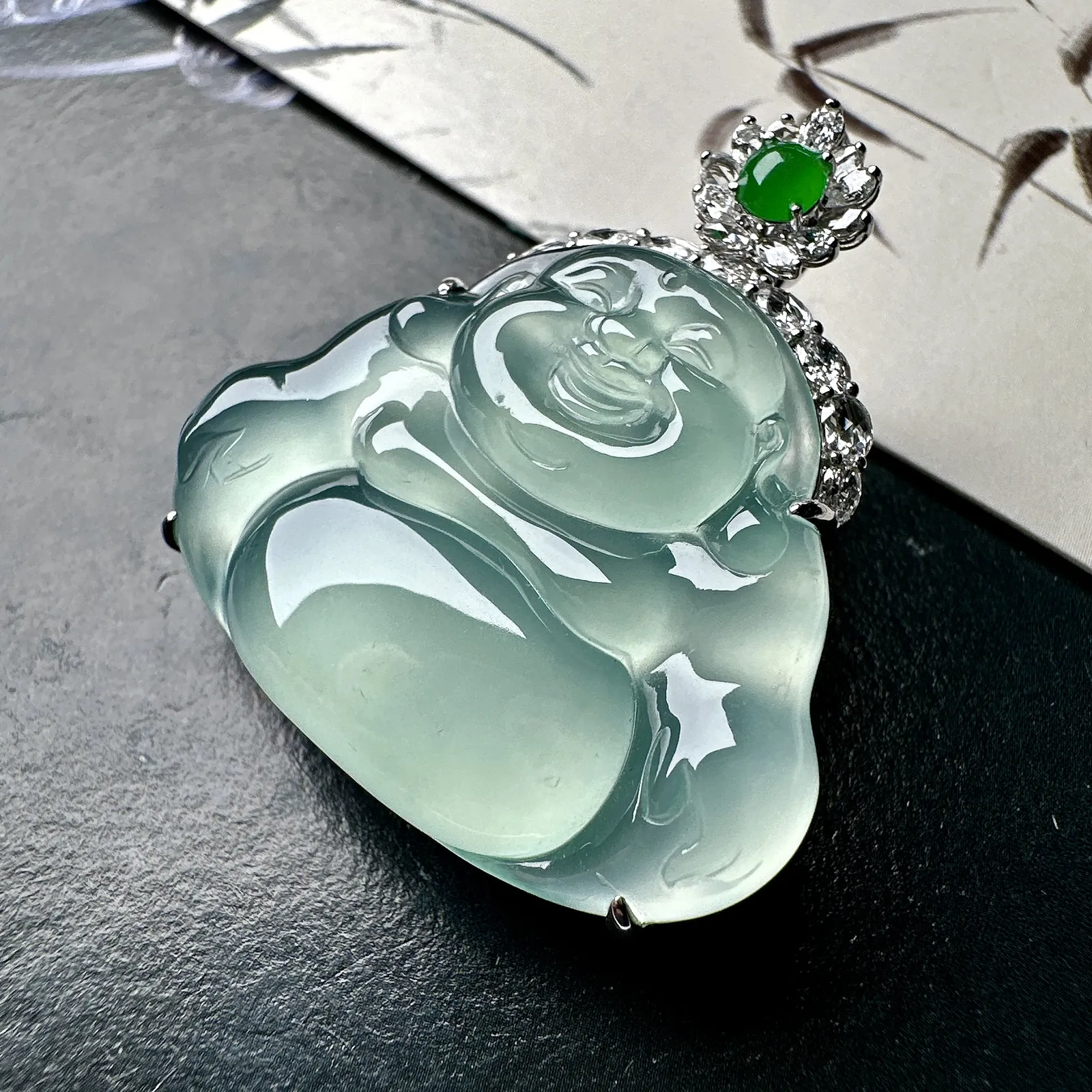 【冰种天空蓝正装观音】冰感动人，通透闪耀，光可鉴人，收藏佳品推荐。18k金钻镶嵌，裸石尺寸26.9*33.7*5毫米