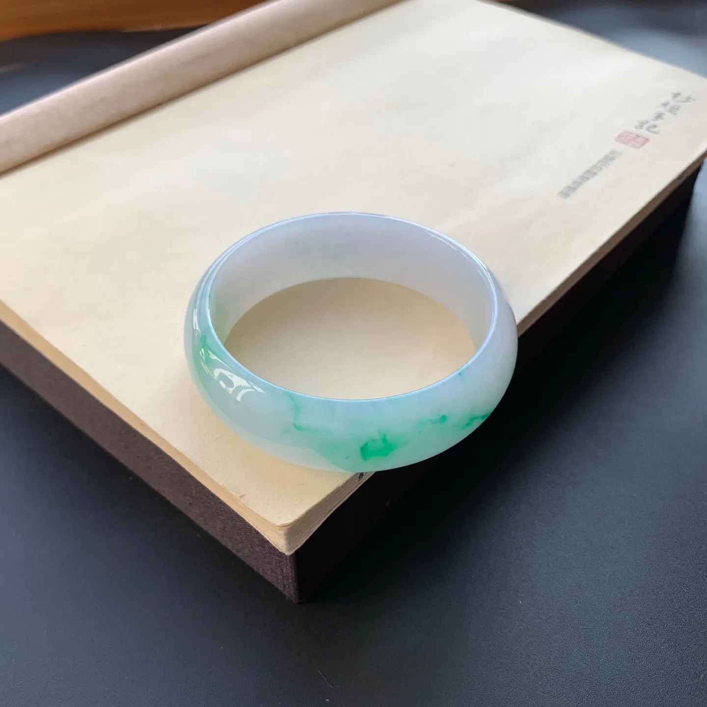 60.6圈口飘绿正圈手镯 尺寸：60.6-20-7.3，无纹裂，水润光滑，色泽靓丽