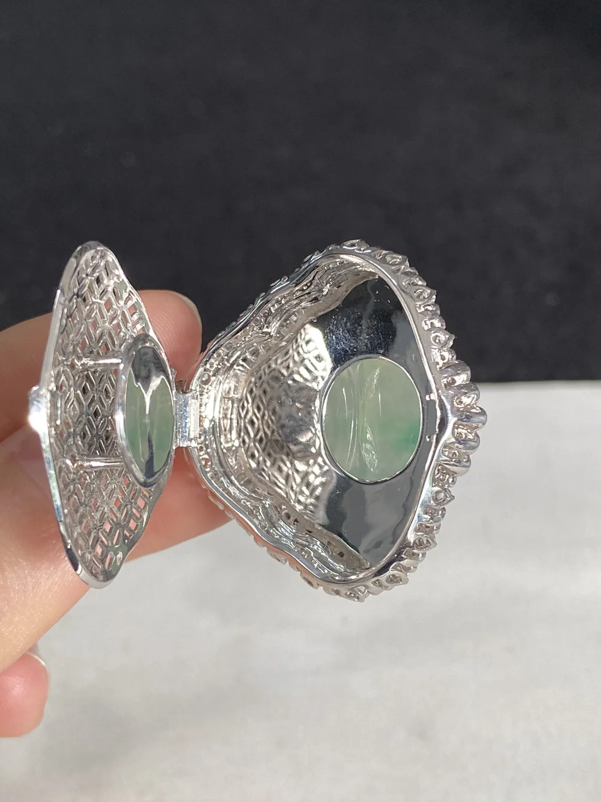 翡翠冰糯种飘绿吊坠，伴钻石