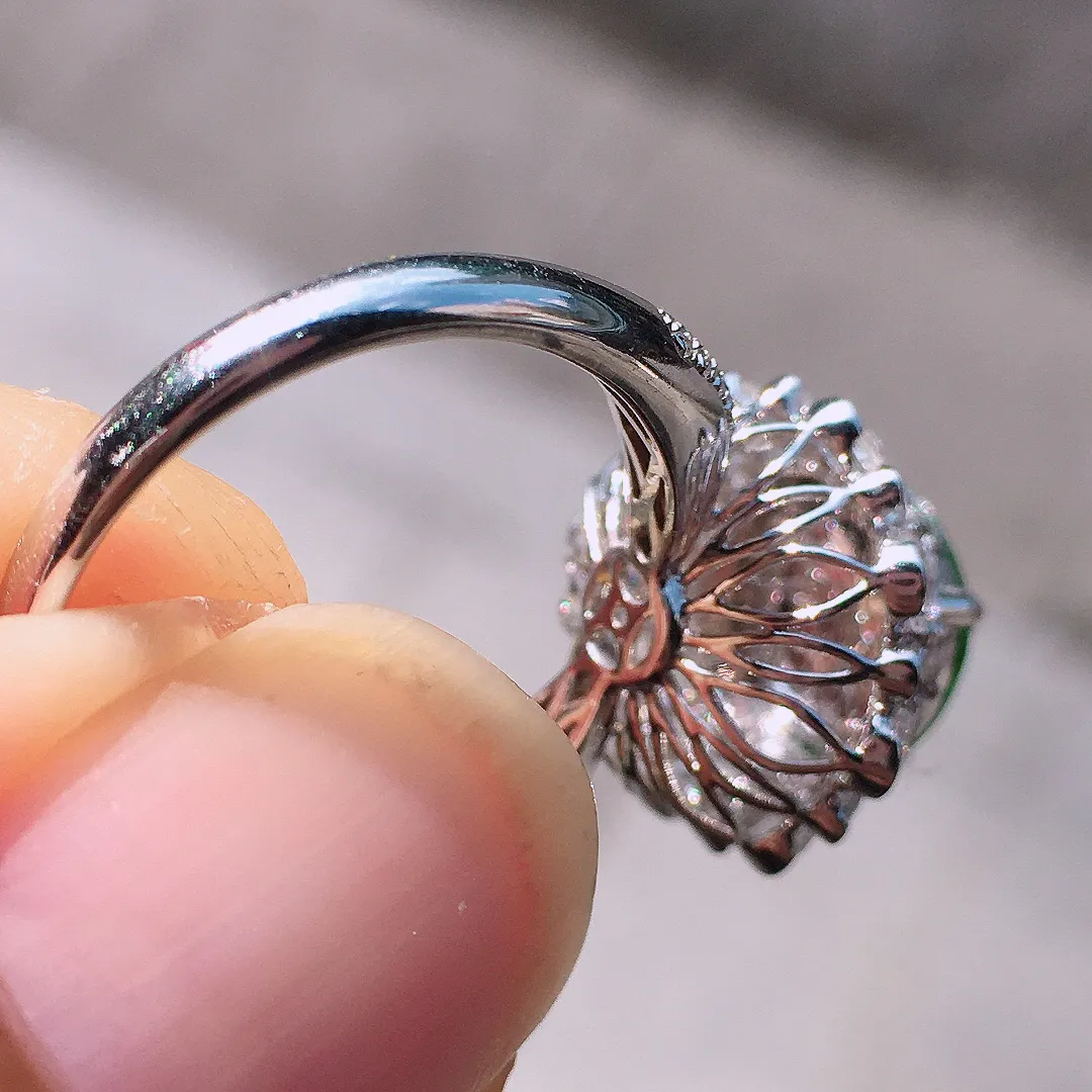 满绿蛋面戒指，色泽均匀浓郁，玉质细腻，荧光感超
强，饱满圆润，尽显优雅气质，18k
金豪华镶嵌