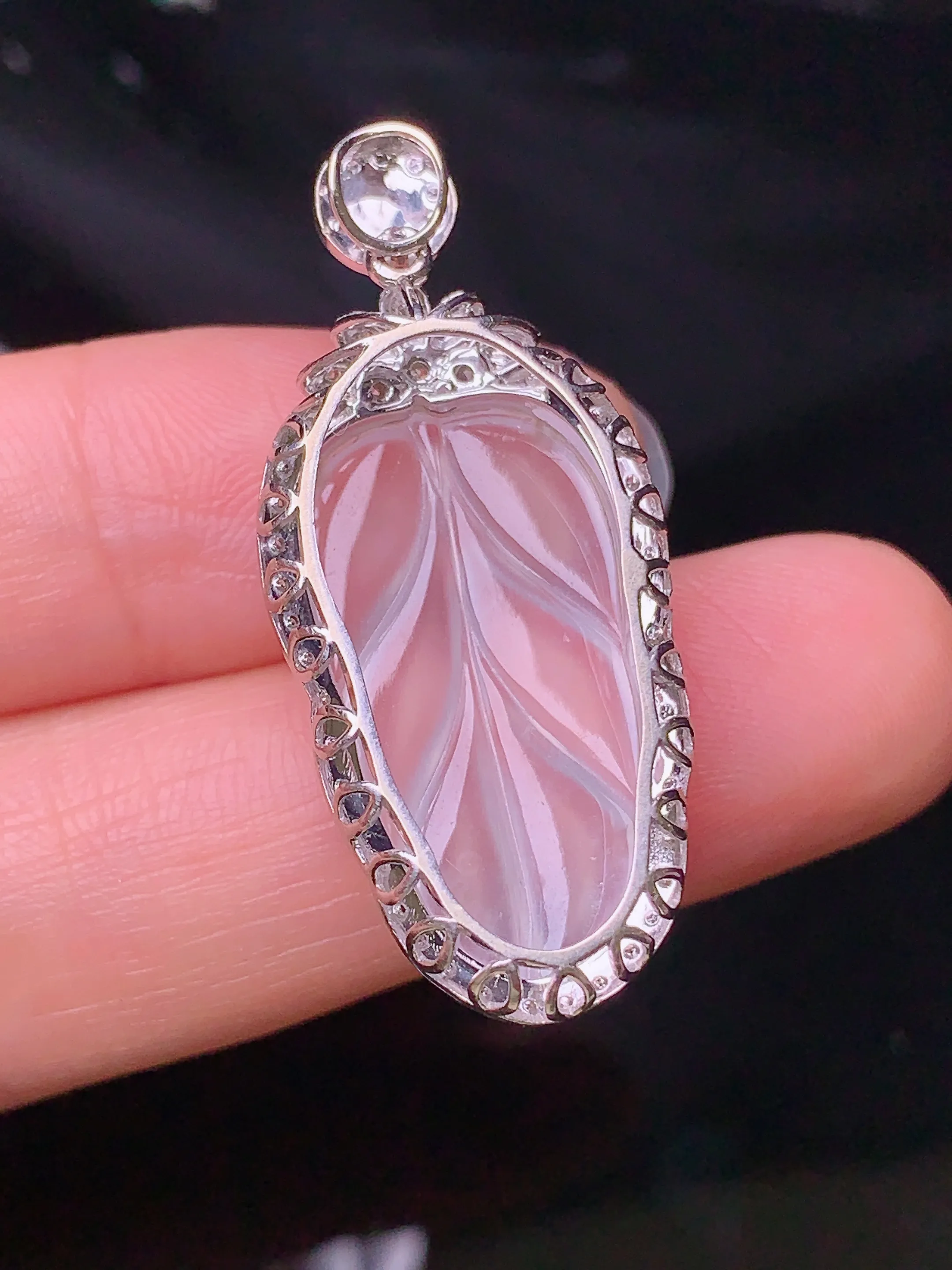 18k金钻镶嵌冰种树叶吊坠 玉质细腻 色泽清新艳丽 整体尺寸35.5*15.6*7.7