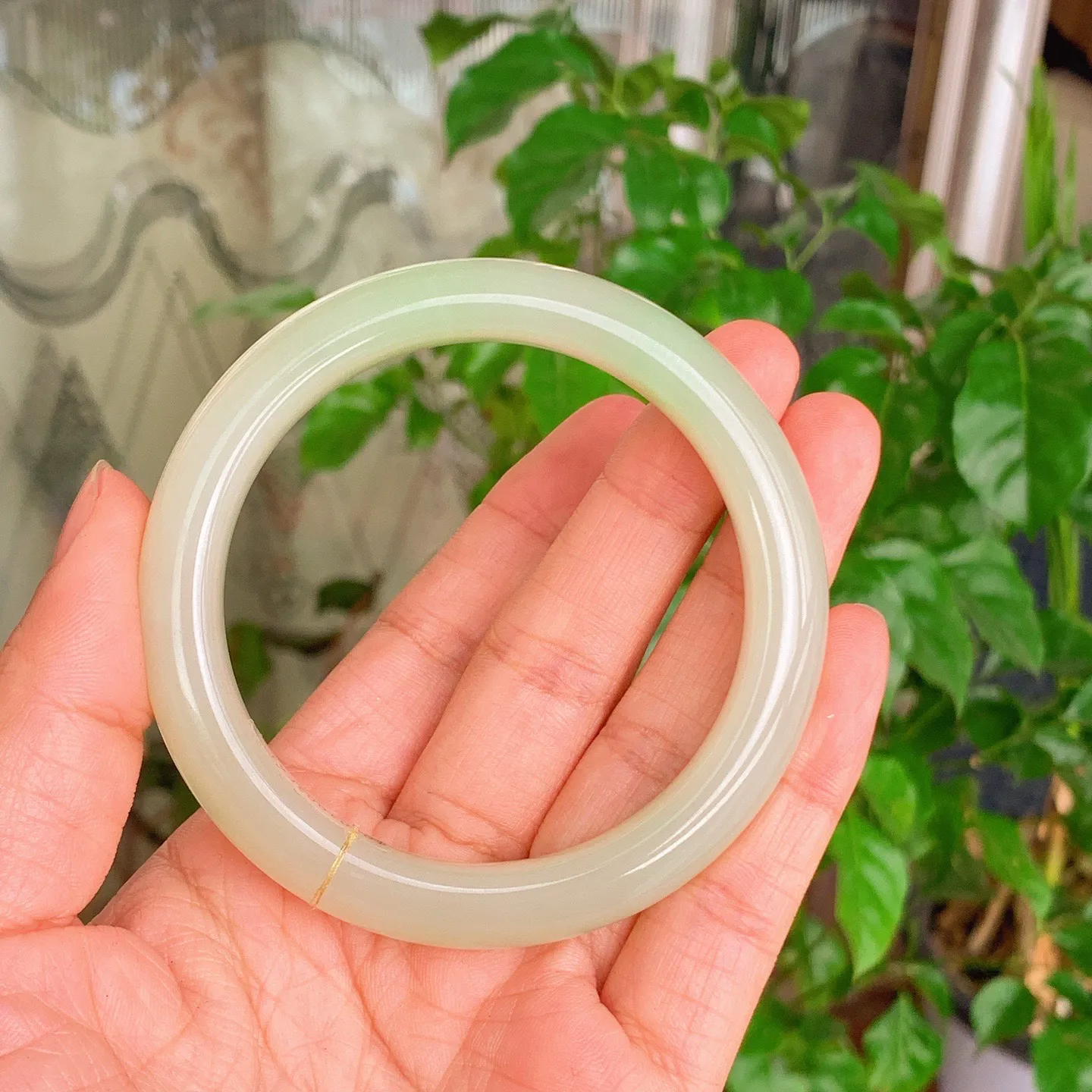 59圈口 和田玉青海翠翠青手镯   59圈口条宽12厚10重58克，玉质细腻油润 底色纯净 脂粉好。结构好。品质好！lt251107