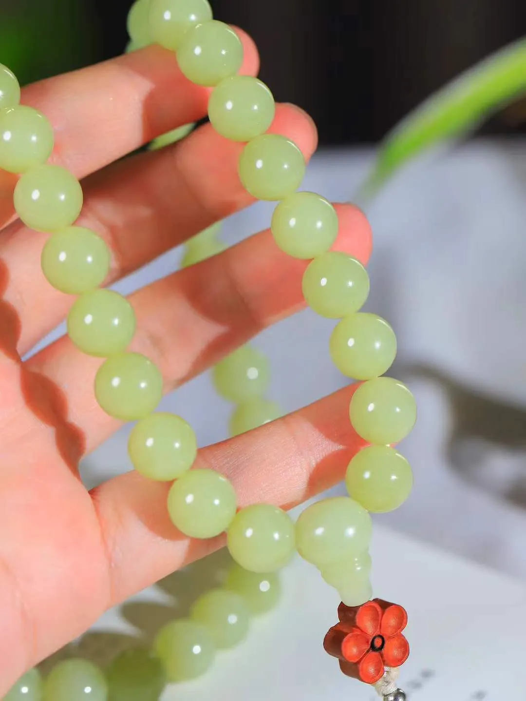 【珠圆玉润.手持】

精品和田玉黄口珠圆玉润手持，也可做项链，玉质温润细腻  整串打磨圆润，佩戴舒适。珠珠落玉盘，间关莺语花底滑，一生美好时光，无论身在何处，都有它相伴相守。事事顺遂，幸福美满，吉祥如意。重135.2克 尺寸取一11.9mm  FDA-11110833