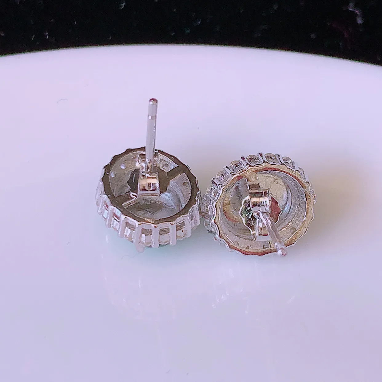 冰透满绿翡翠925银镶嵌耳钉，自然光实拍，翠色灵动，颜色漂亮，种老水足，品相佳，佩戴佳品！#97.7整体17*10.5*9.5裸石8*6.8