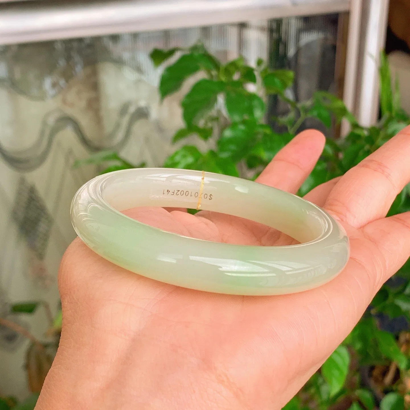 59圈口 和田玉青海翠翠青手镯   59圈口条宽12厚10重58克，玉质细腻油润 底色纯净 脂粉好。结构好。品质好！lt251107