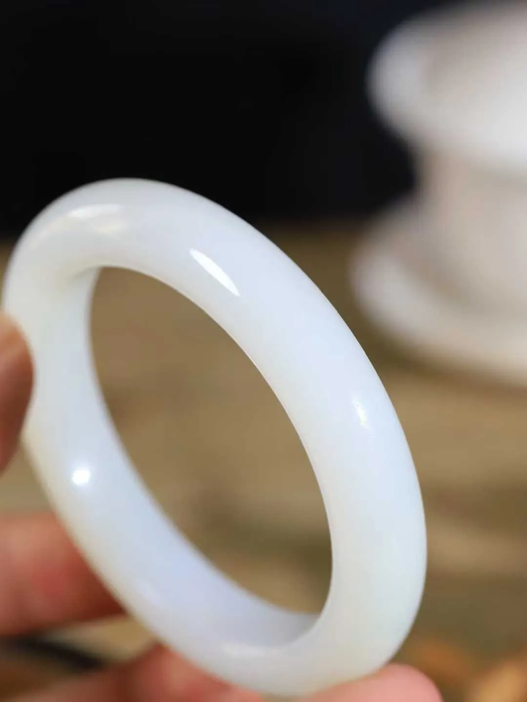 （一见倾心.手镯）

精品️和田玉白玉手镯，玉质温润细腻 油性十足 手感舒适，高华雅逸，线条流畅，简约大气，美自天成，素雅高贵。佩戴于腕间，婉约之美，举手投足间透出那低调奢华。重57.5克  尺寸54.5-12.3-9.8mm FDA79110326