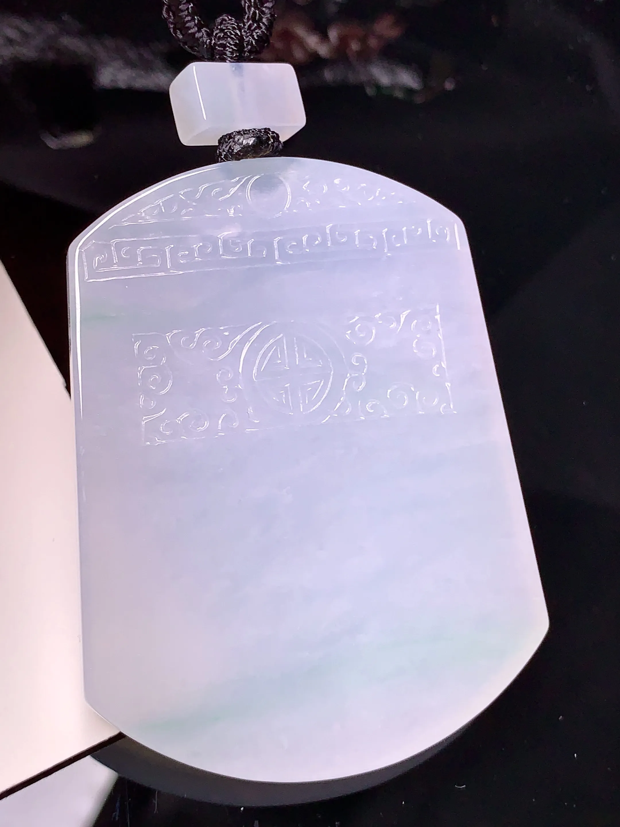 飘绿无事牌吊坠 玉质细腻 色泽清新艳丽 整体尺寸56*42.8*5.6