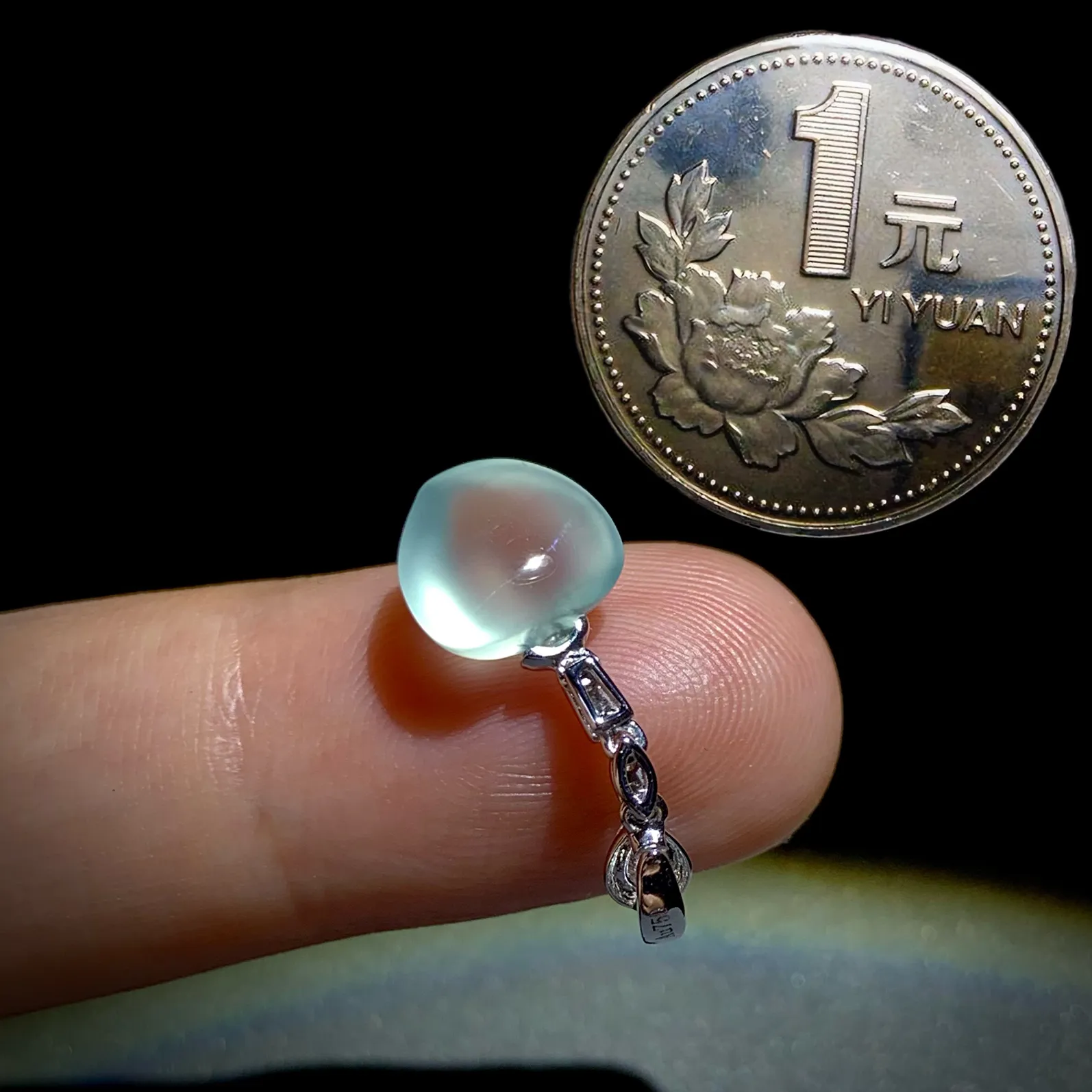 冰纯精品桃子吊坠，裸石约9-9.5-5.2mm，
18K金，南非钻，