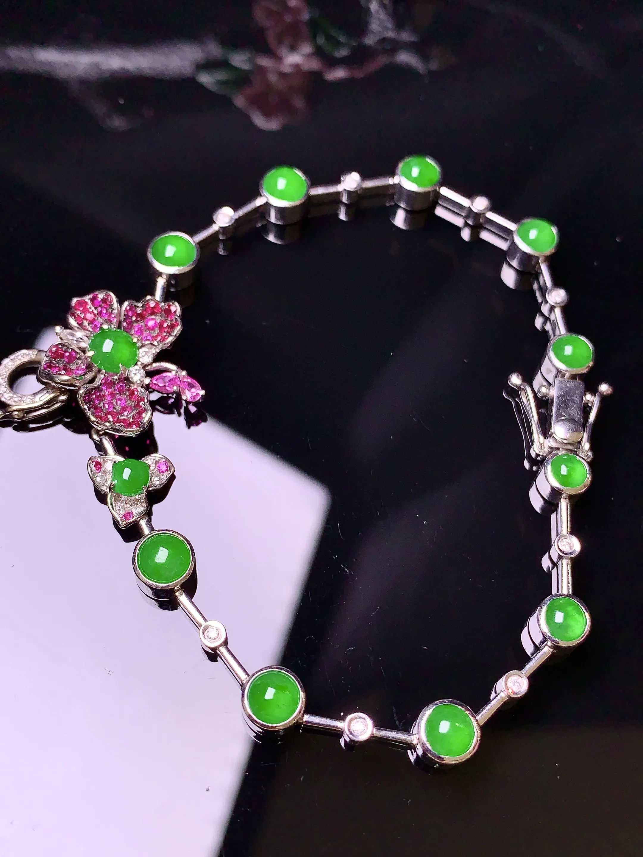 18k金钻镶嵌满绿蛋面项链手链两用款 玉质细腻 色泽清新艳丽 整体尺寸16*15.6*5