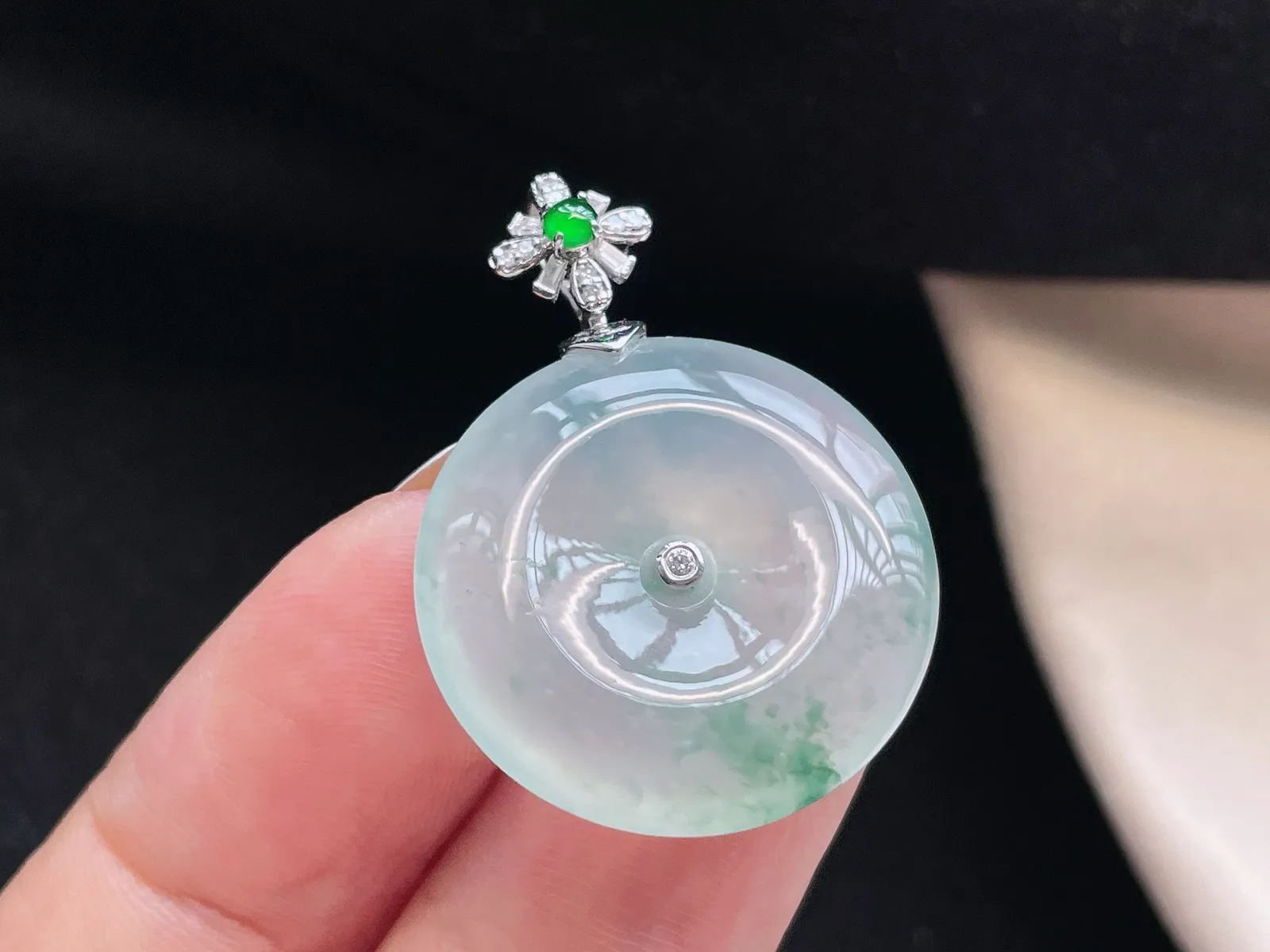 18K 冰种飘花·平安扣

整32.2-23.1-5.5