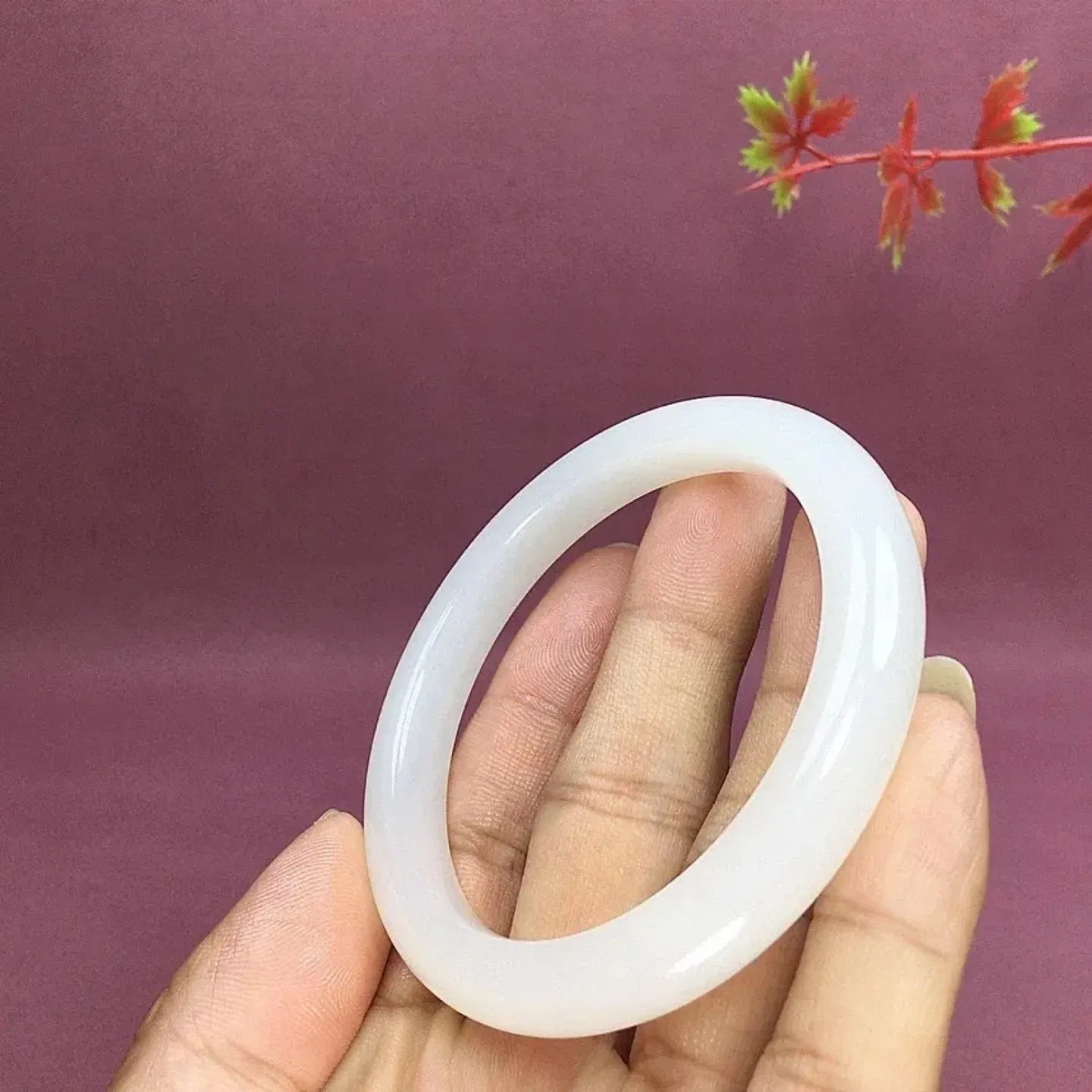 圈口57.5和田玉羊脂白玉手镯，玉质特细腻油润，白度一级，高脂粉，高品质，️萦绕腕间时，古韵不失时尚，素雅不失品味，细腻光滑的触感，使人沉醉，气质高雅！