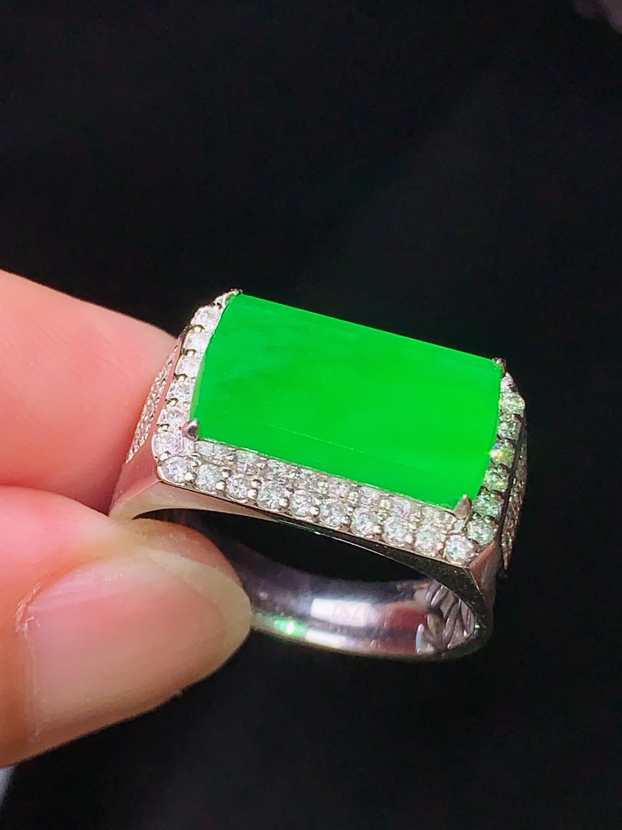 18k金钻镶嵌满绿马鞍戒指 玉质细腻 色泽清新艳丽 圈口17.5 整体尺寸8.5*14.5*2