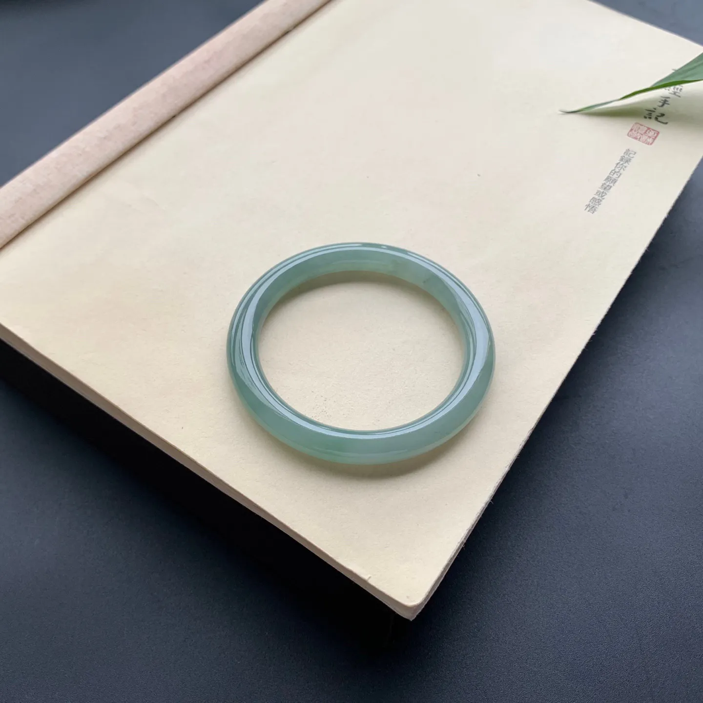 55.3圈口油底圆条手镯 尺寸：55.3-8，无纹裂，色泽浓郁，条形饱满