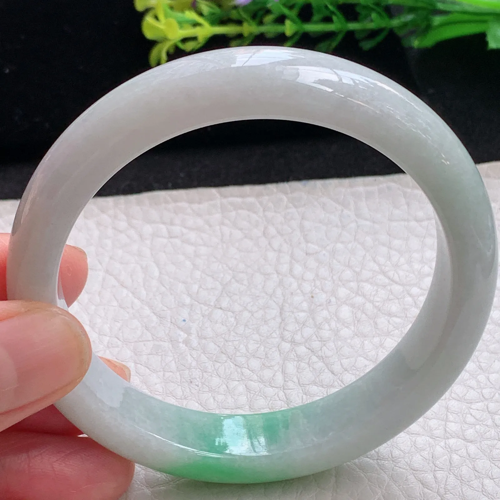 js自然光58*12.5*8.2平安镯 缅甸翡翠a货秀美飘绿花宽边玉手镯 玉手环