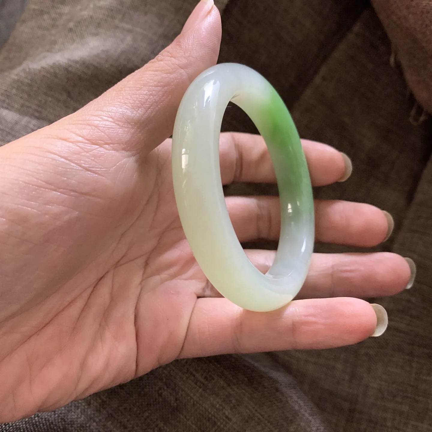 收藏款，57.5圈口和田玉翠青手镯【挽间柔情】，镯型古朴典雅。在诗情画意的雨巷相遇，你是我腕间的一抹风情，有你眸有深情.清风荡漾湖间静水，我愿俯身低眉，在烟波涟漪处寻你