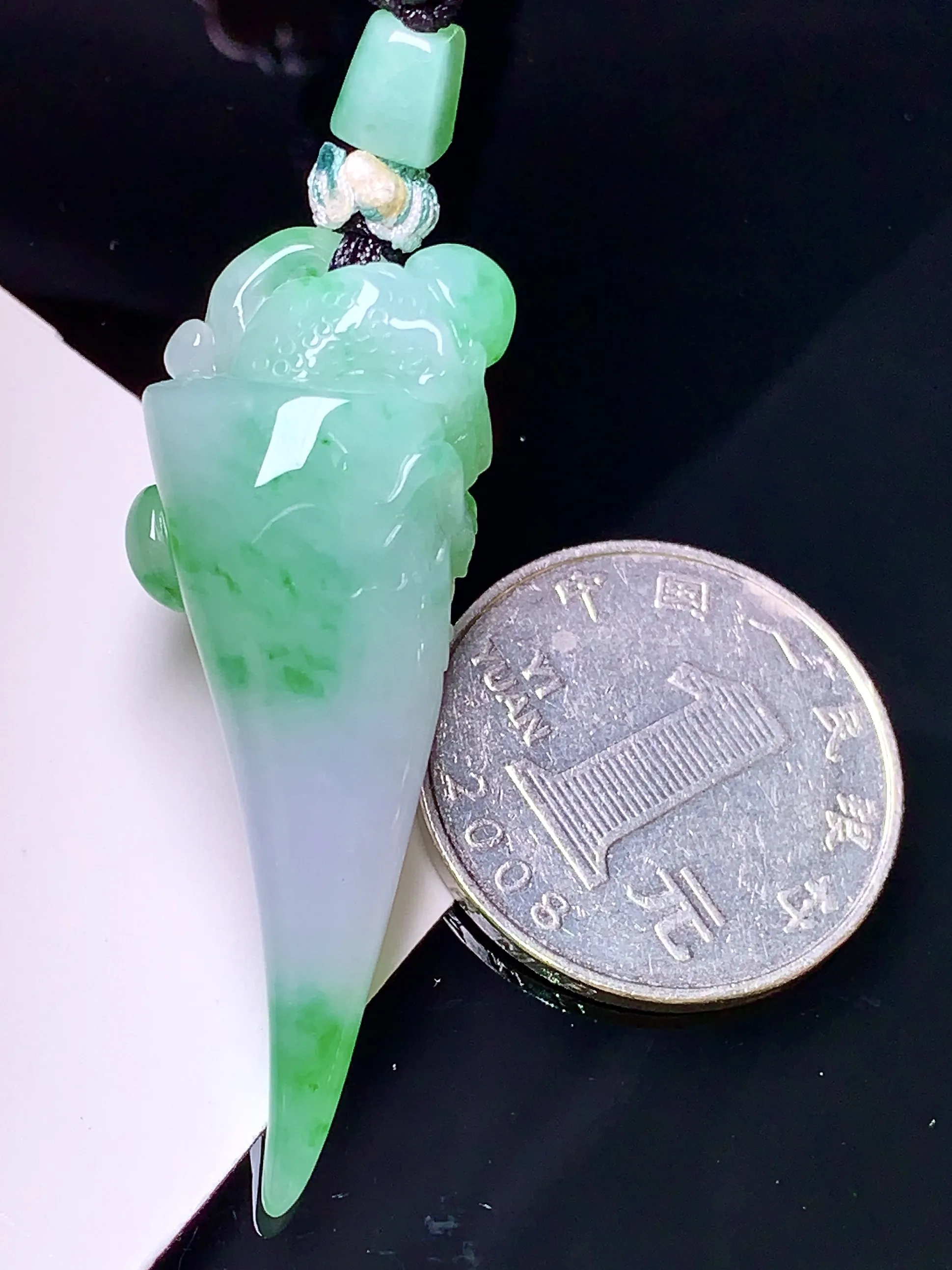 飘绿龙牙吊坠 玉质细腻 色泽清新艳丽 整体尺寸45.2*18*10