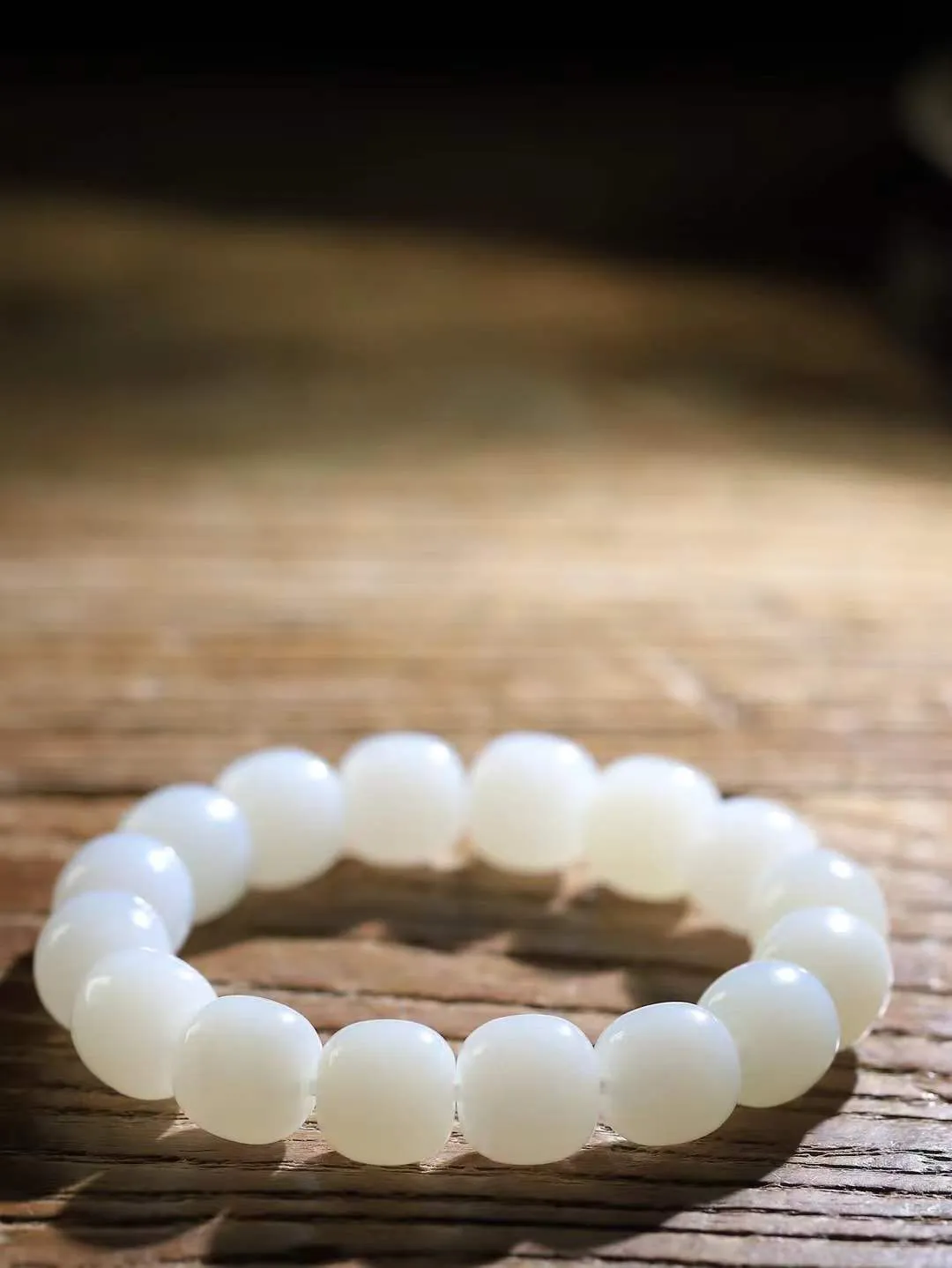 （老型珠.手串）

精品 和田玉白玉老型珠手串，也可做手持，玉质细腻油润 饱满光滑 质朴无华，悠远简单，人心境界远，百世修炼深，心灵常驻善意持，觉悟人生百世修。重70.5克    尺寸取一12.8-13.3mm    54110931L