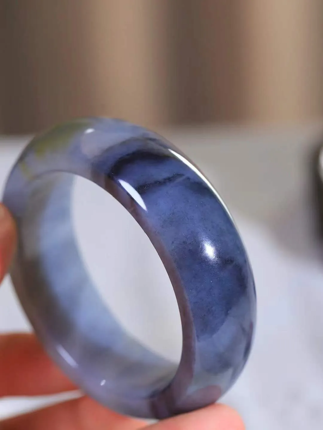 【籽.水墨风情.手镯】

新疆和田籽料青花手镯 玉质细腻饱满，镯型大气，脂感油润。青花晕染轻淌，让人迷醉其中，就如身在云雾飘渺的群山之中，雾气升腾～重110.2克 尺寸57.5-20.5-10.2mm FDA-77112900