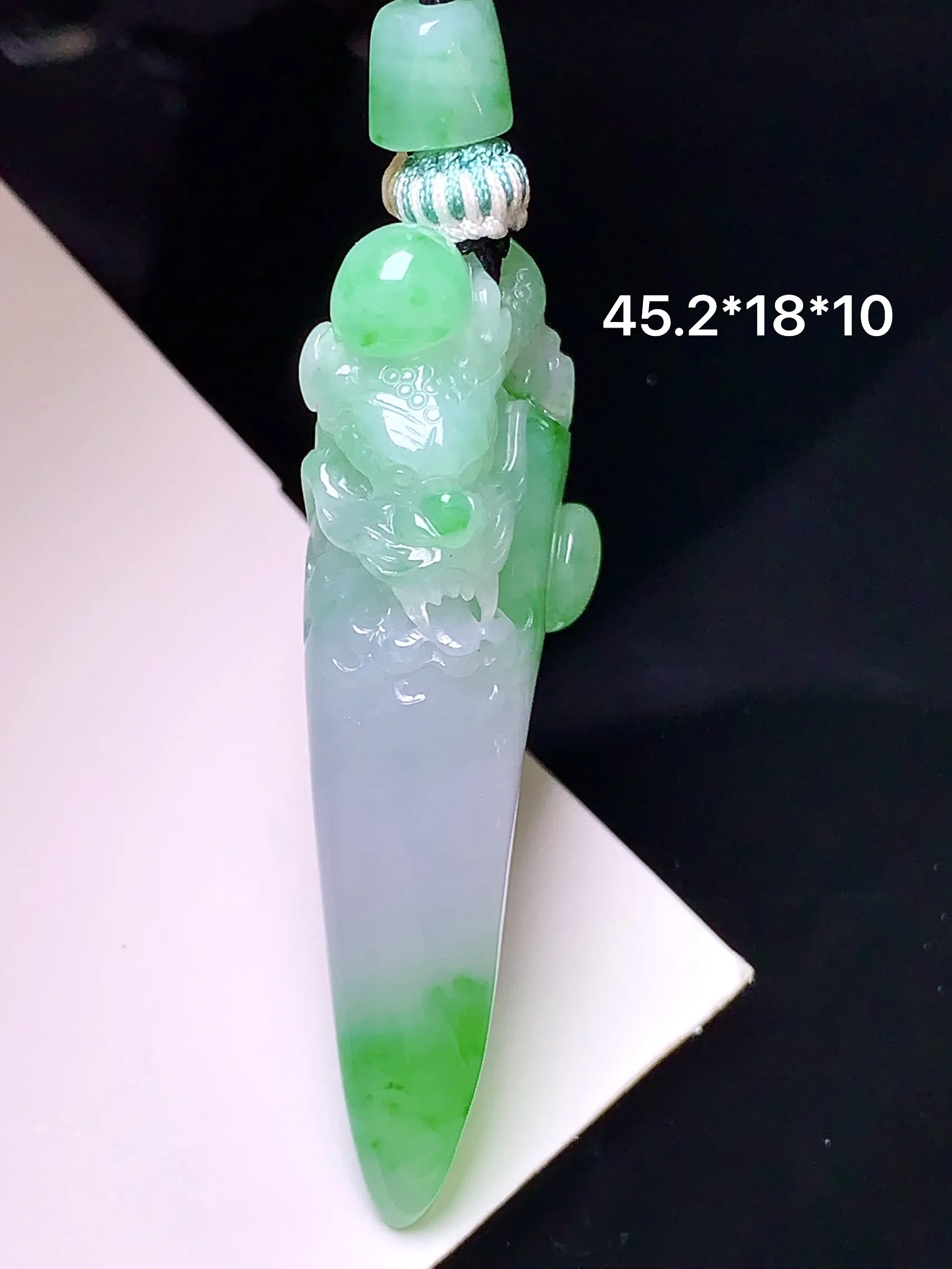 飘绿龙牙吊坠 玉质细腻 色泽清新艳丽 整体尺寸45.2*18*10