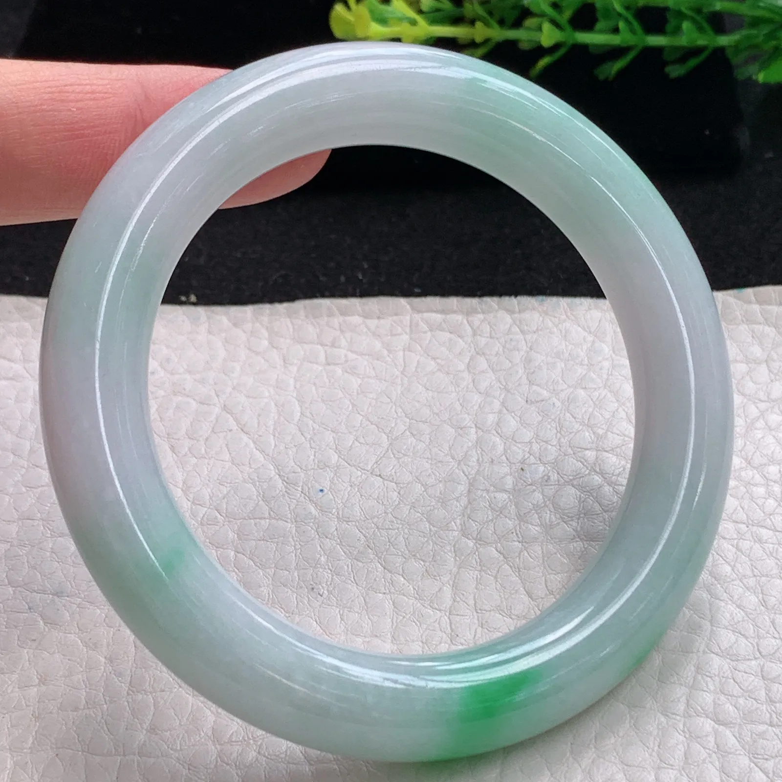 js自然光56*11.2*10.8美人镯 缅甸翡翠a货飘阳绿圆条玉手镯 玉手环