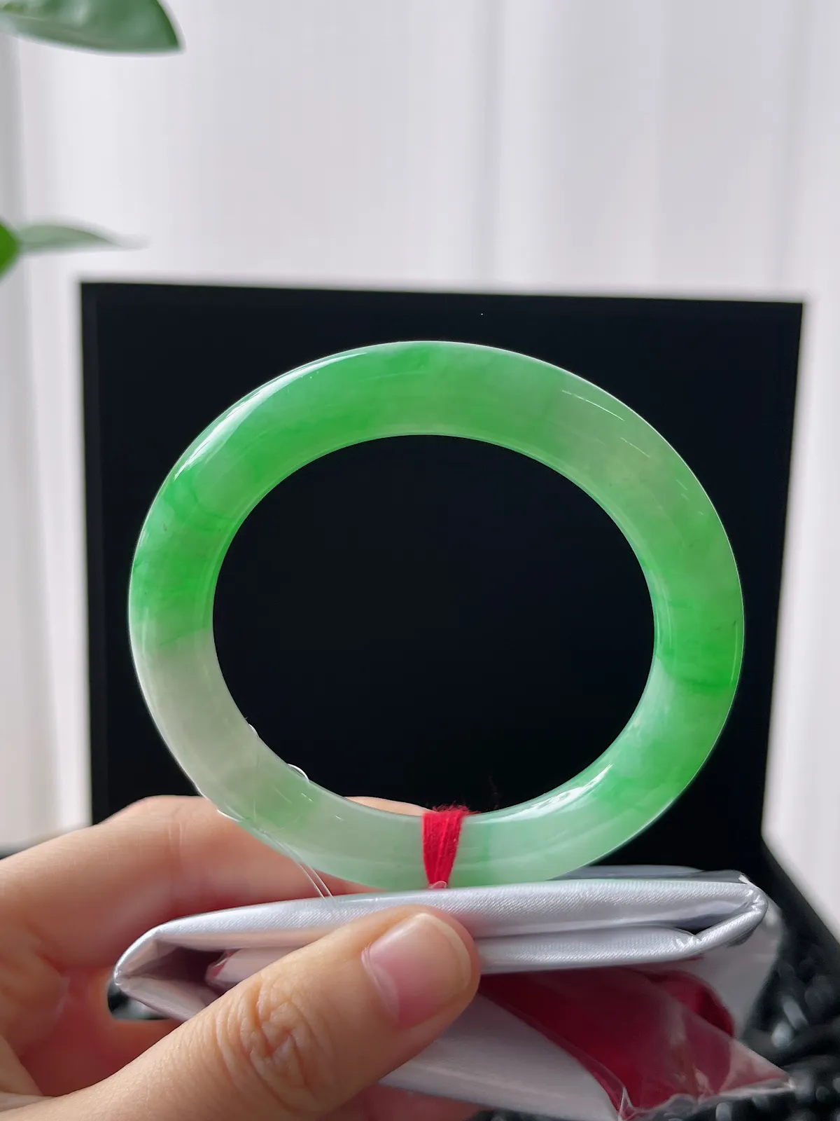 圆镯52.2圈口，翡翠冰糯种飘绿手镯