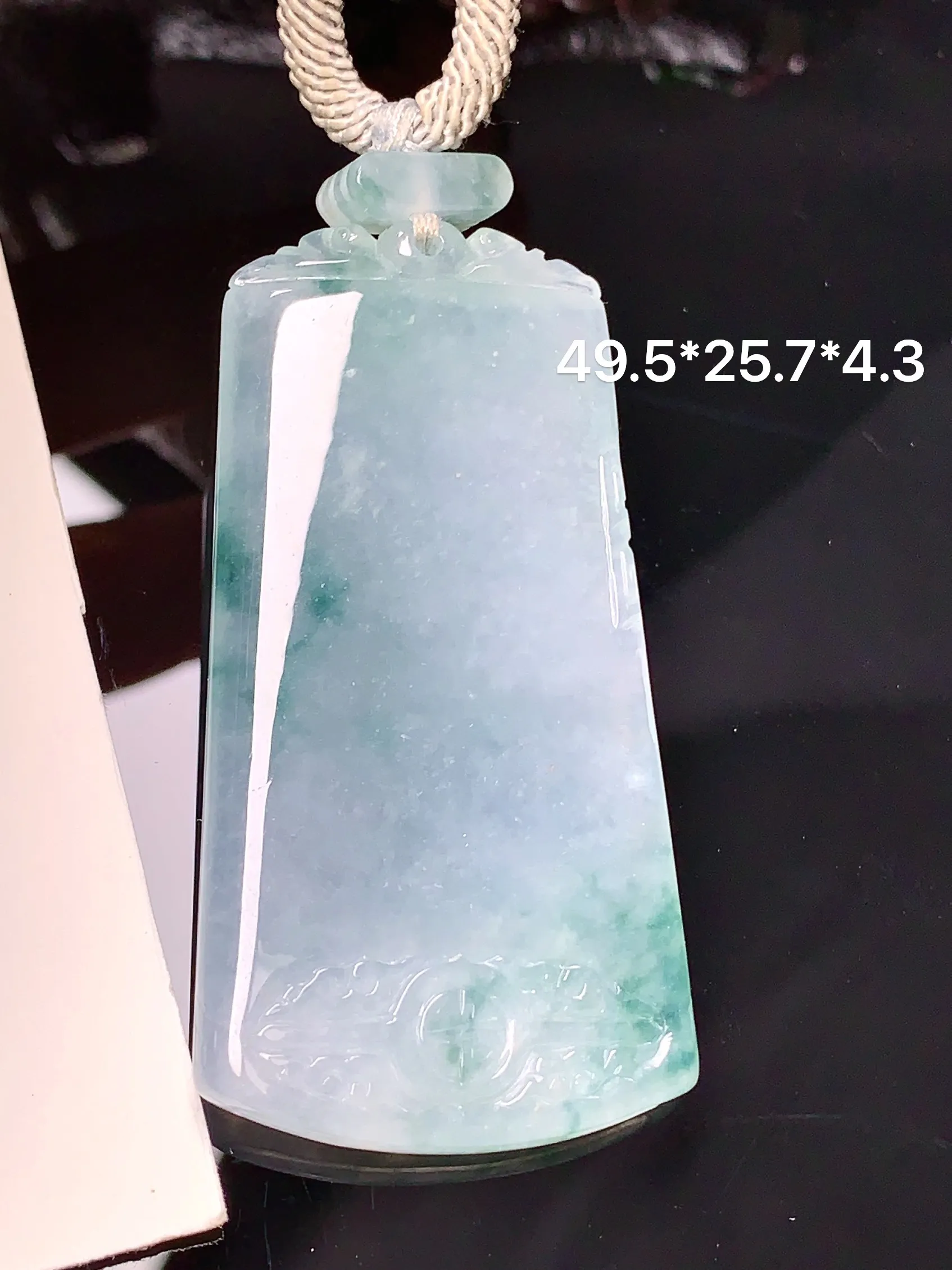 飘绿无事牌吊坠 玉质细腻 色泽清新艳丽 整体尺寸49.5*25.7*4.3