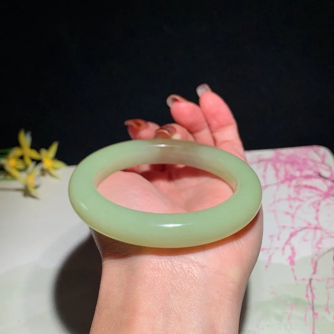 和田玉57.5圈口且末糖手镯！圈口57.5宽12.2玉质细腻油润 底色纯净无裂无黑 脂粉好，品质高。