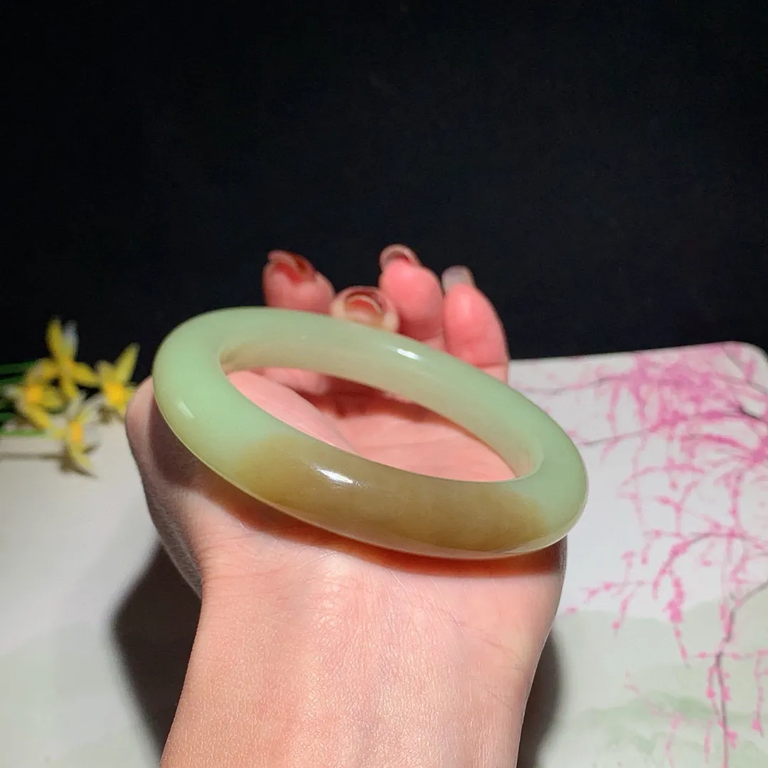 和田玉57.5圈口且末糖手镯！圈口57.5宽12.2玉质细腻油润 底色纯净无裂无黑 脂粉好，品质高。