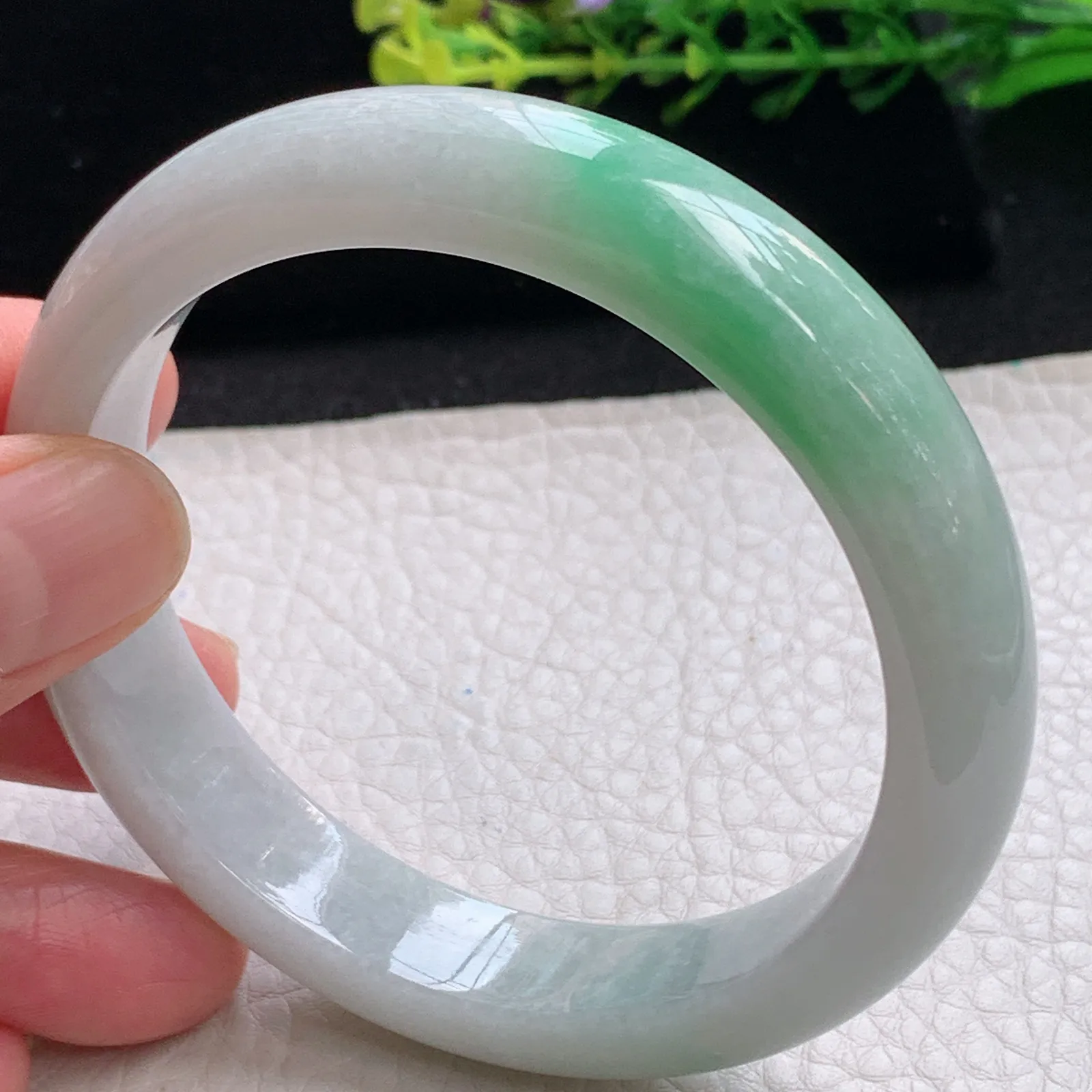 js自然光58*12.5*8.2平安镯 缅甸翡翠a货秀美飘绿花宽边玉手镯 玉手环