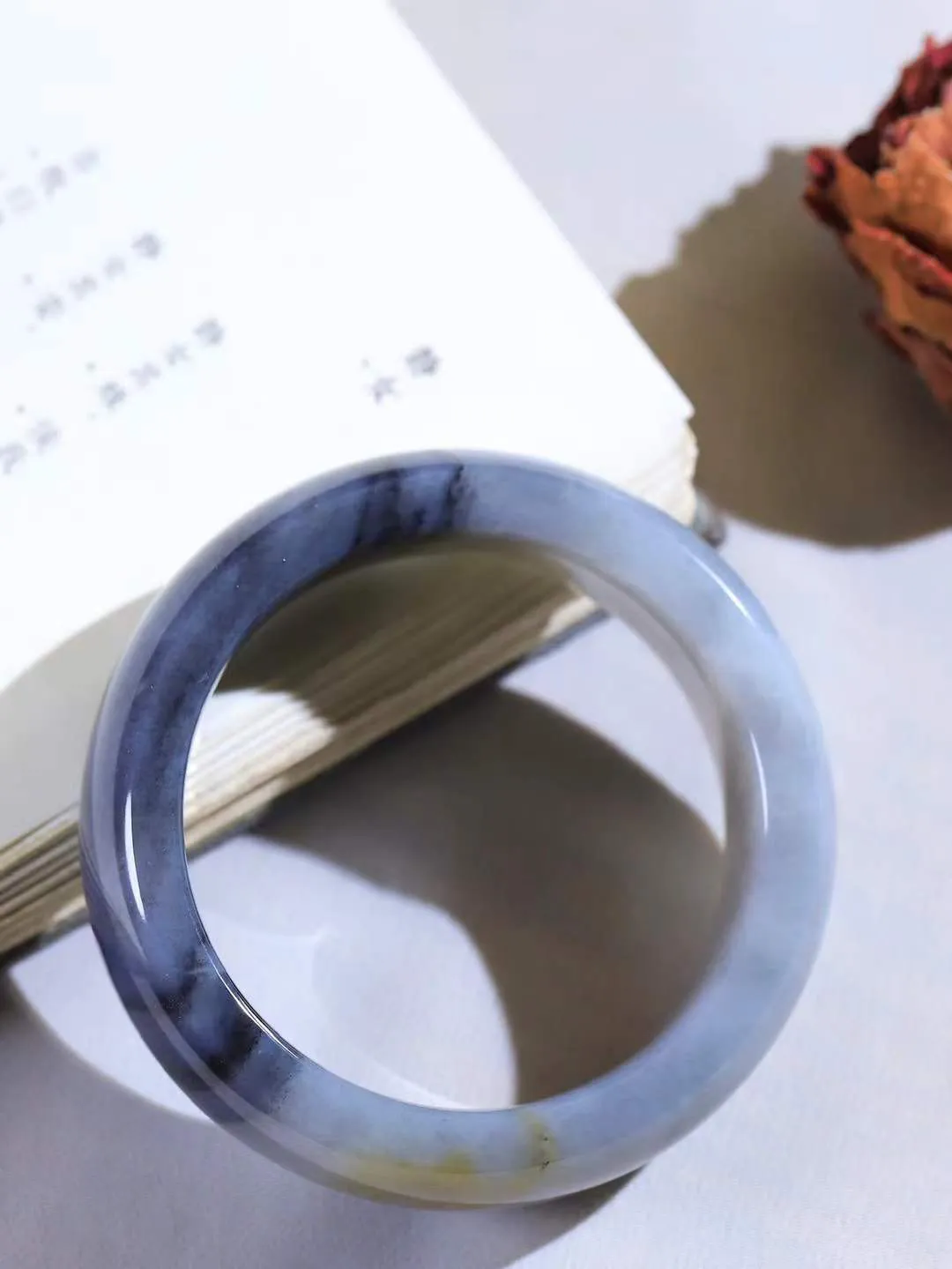 【籽.水墨风情.手镯】

新疆和田籽料青花手镯 玉质细腻饱满，镯型大气，脂感油润。青花晕染轻淌，让人迷醉其中，就如身在云雾飘渺的群山之中，雾气升腾～重110.2克 尺寸57.5-20.5-10.2mm FDA-77112900