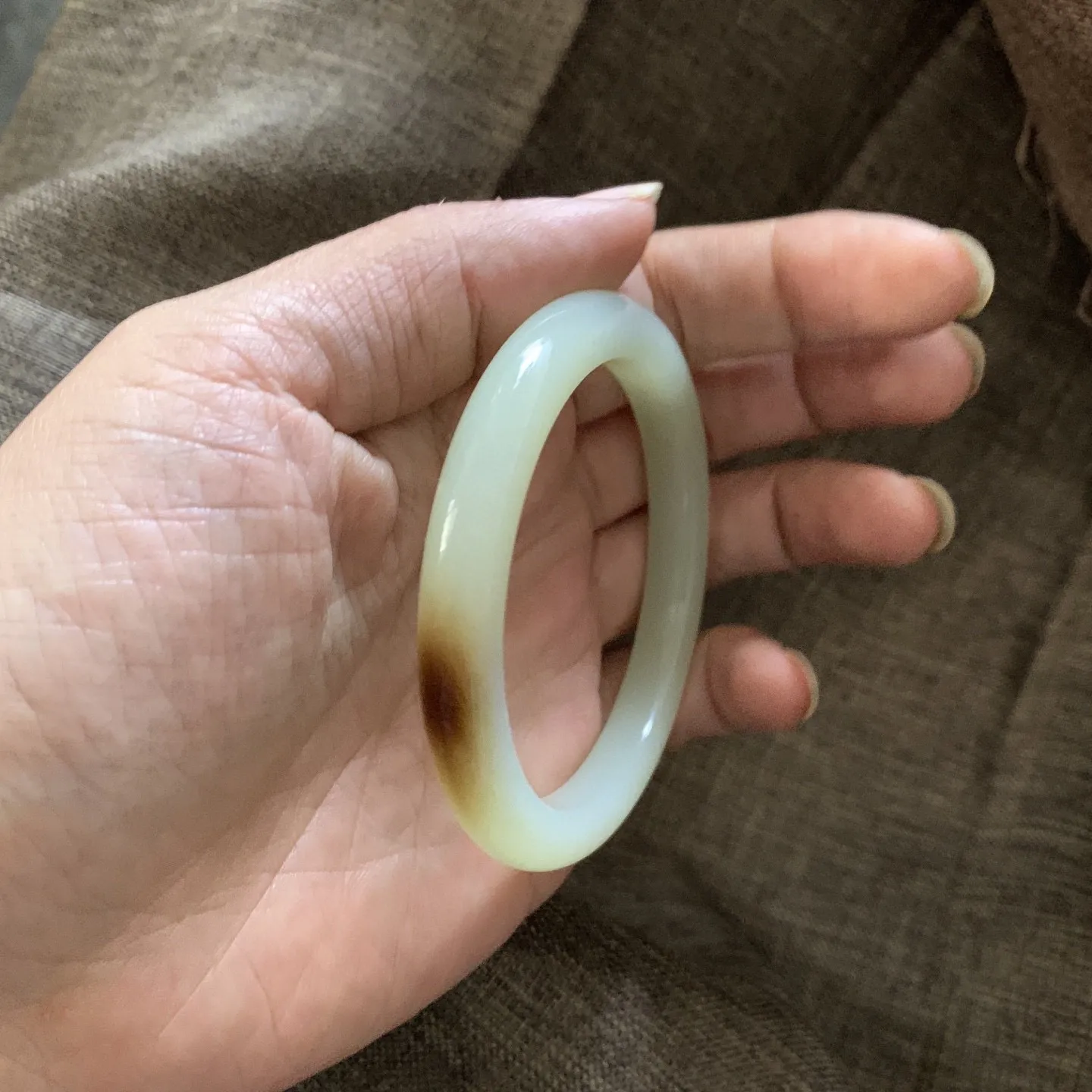 58圈口和田玉且末糖料手镯【挽间柔情】，镯型古朴典雅。在诗情画意的雨巷相遇，你是我腕间的一抹风情，有你眸有深情.清风荡漾湖间静水，我愿俯身低眉，在烟波涟漪处寻