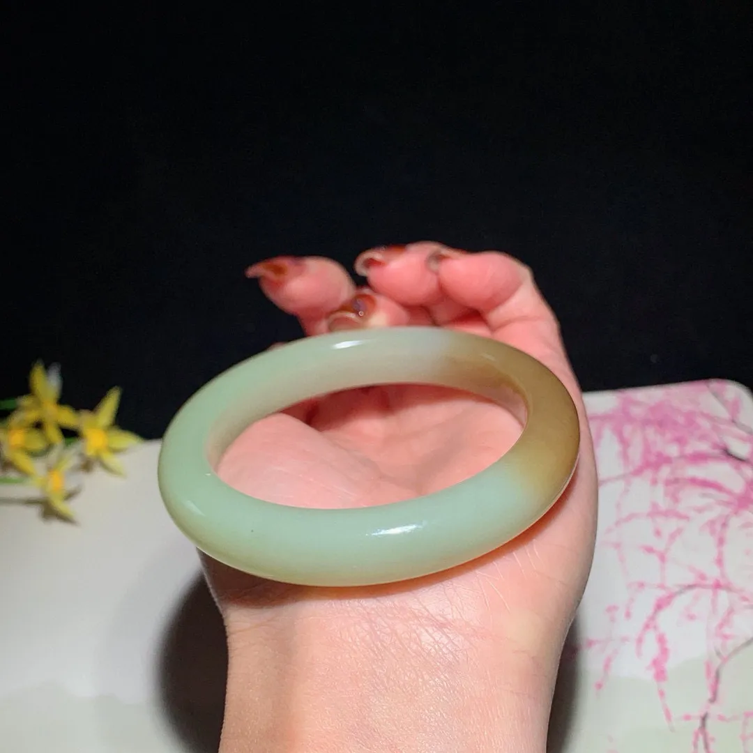 和田玉57圈口且末糖手镯！圈口57宽11.6玉质细腻油润 底色纯净无裂无杂 脂粉好，品质高。