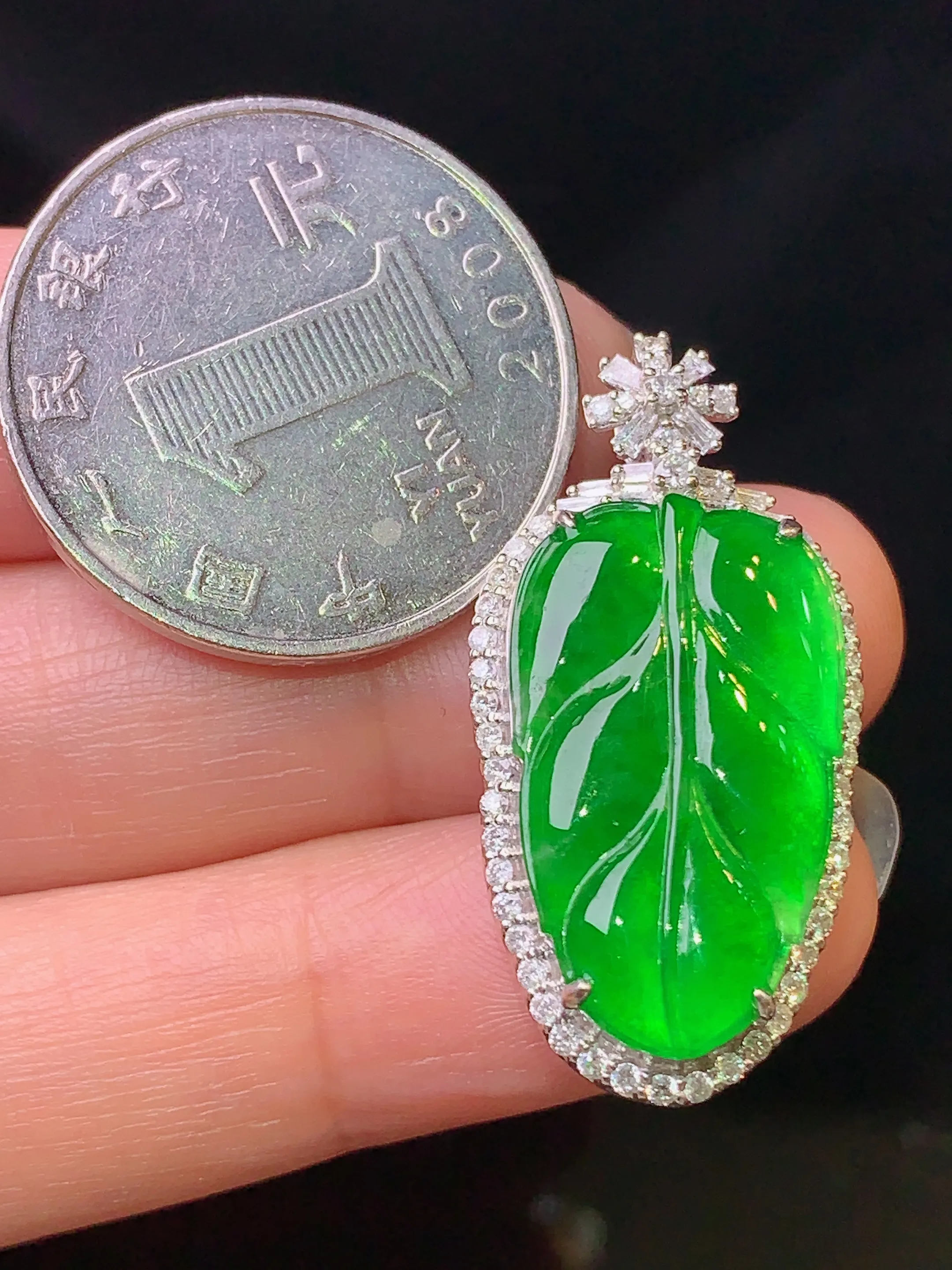 18k金钻镶嵌翠绿树叶吊坠 玉质细腻 色泽清新艳丽 整体尺寸32.5*16.2*7.8