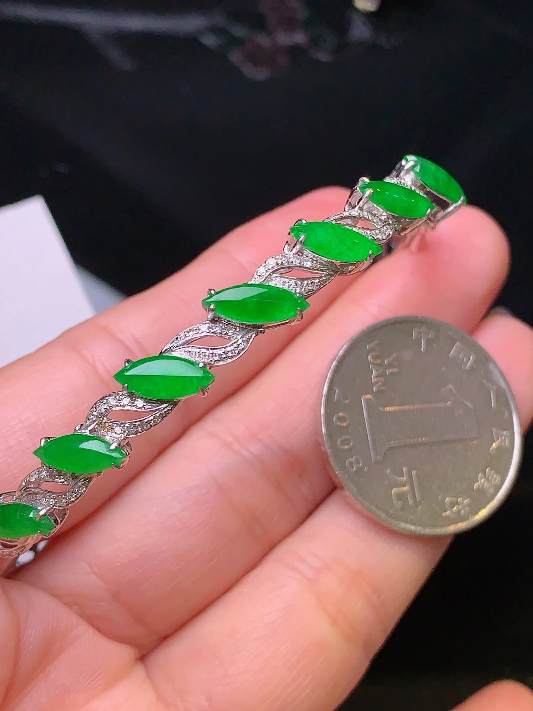 18k金钻镶嵌满绿马眼手镯 玉质细腻 色泽清新艳丽 圈口58 整体尺寸9.8*3.5*2.2