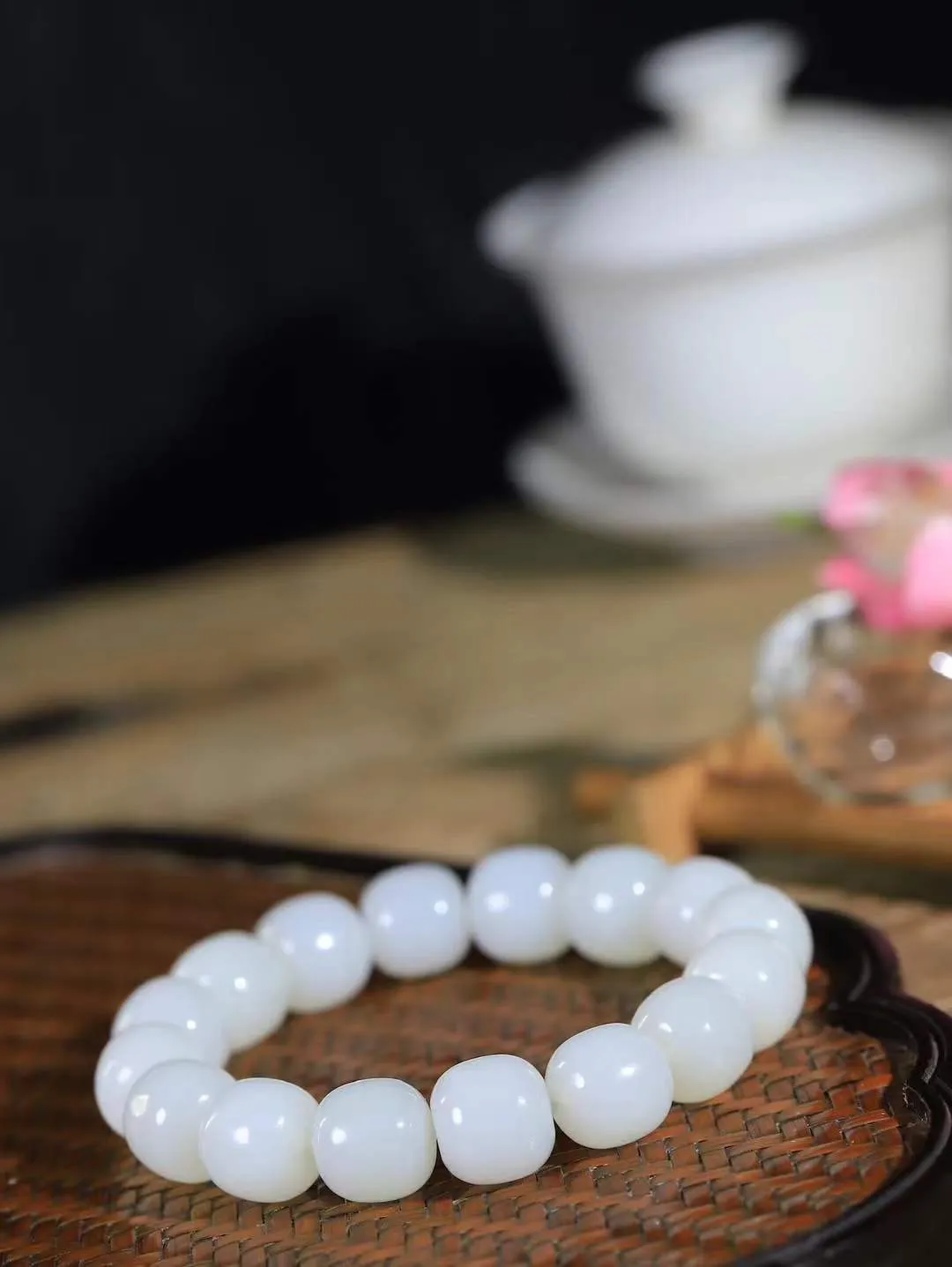 （老型珠.手串）

精品 和田玉白玉老型珠手串，也可做手持，玉质细腻油润 饱满光滑 质朴无华，悠远