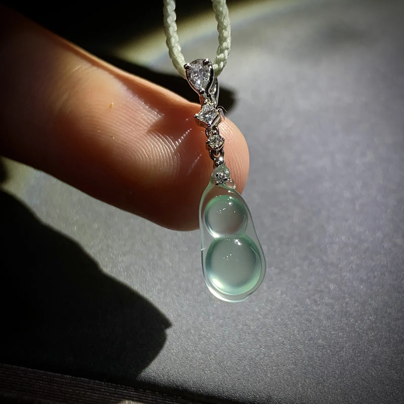 精致豆子，26.5-裸石约15-7-4.8mm，
18K金，南非钻