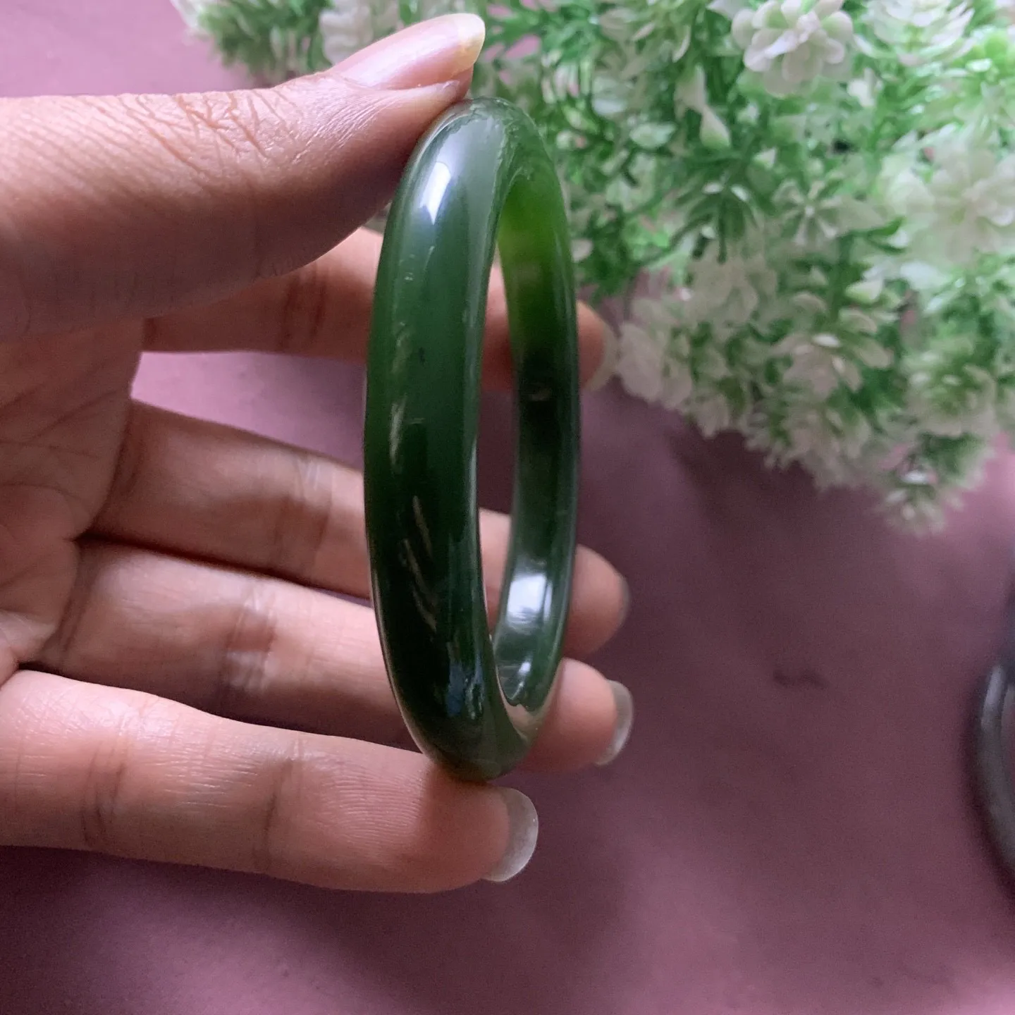 和田玉55.8圈口碧玉菠菜绿手镯，玉质细腻油润，密度紧凑，琢型圆润，高脂粉，品相大，佩戴端庄典雅