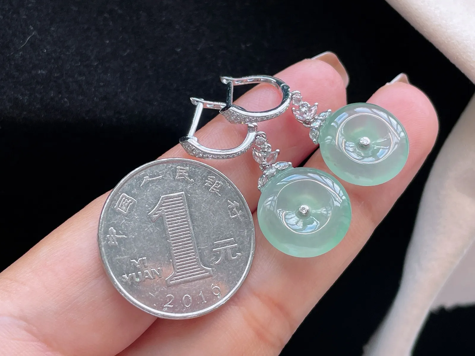 18K 冰种晴水·平安扣耳坠

整35.8-14.6-4.3