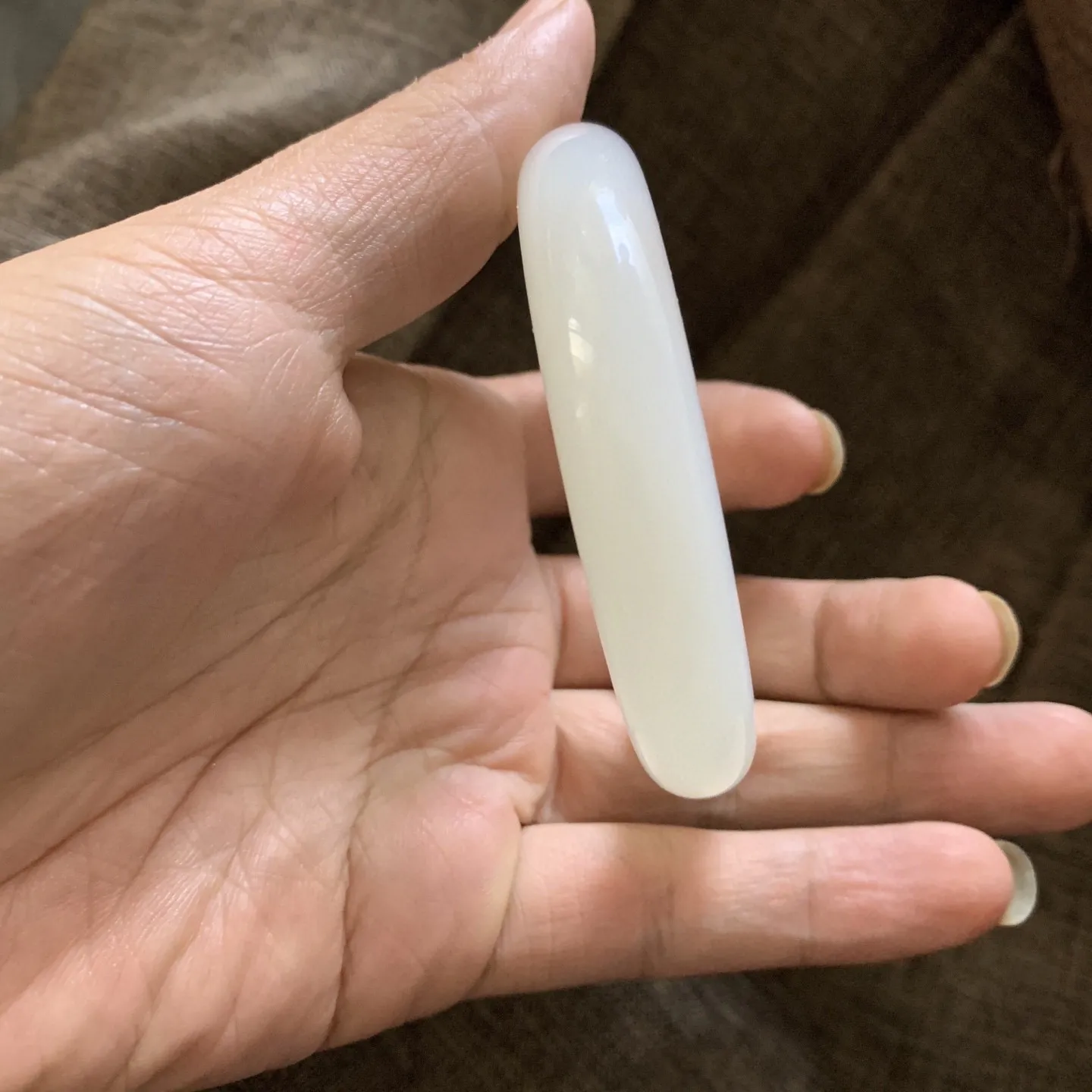 57圈口和田玉蜂蜜水手镯【挽间柔情】，镯型古朴典雅。在诗情画意的雨巷相遇，你是我腕间的一抹风情，有你