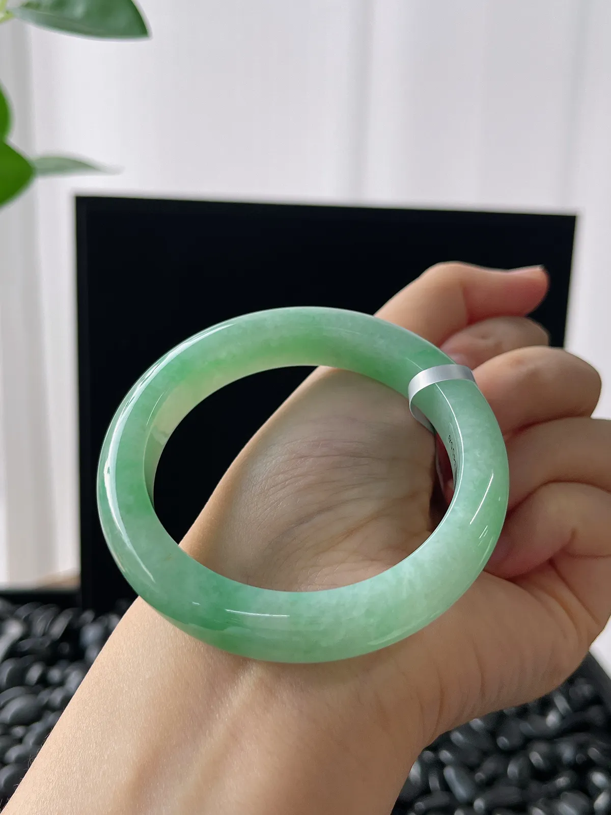 正圈51.6圈口，翡翠糯化种飘绿手镯