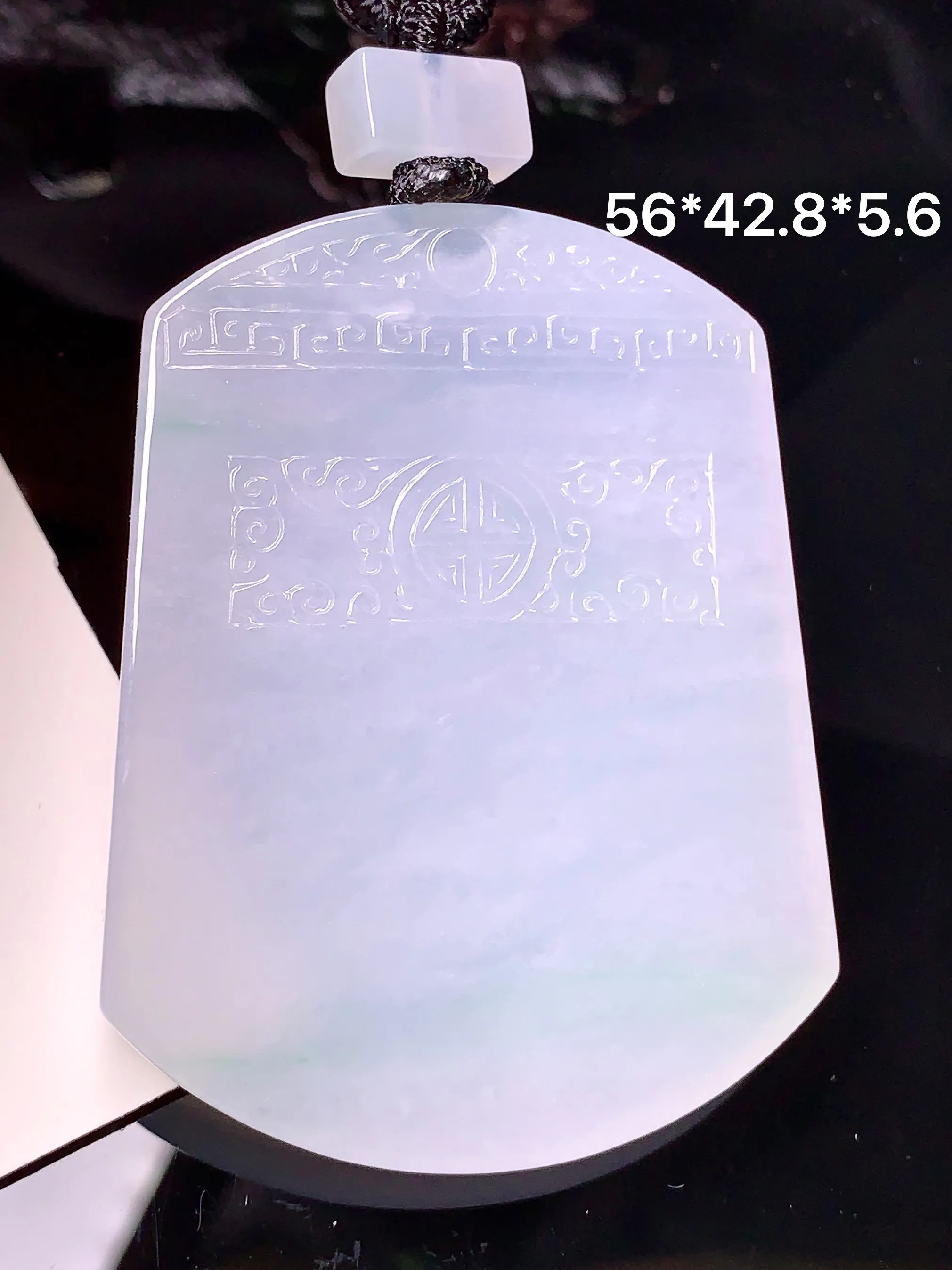 飘绿无事牌吊坠 玉质细腻 色泽清新艳丽 整体尺寸56*42.8*5.6