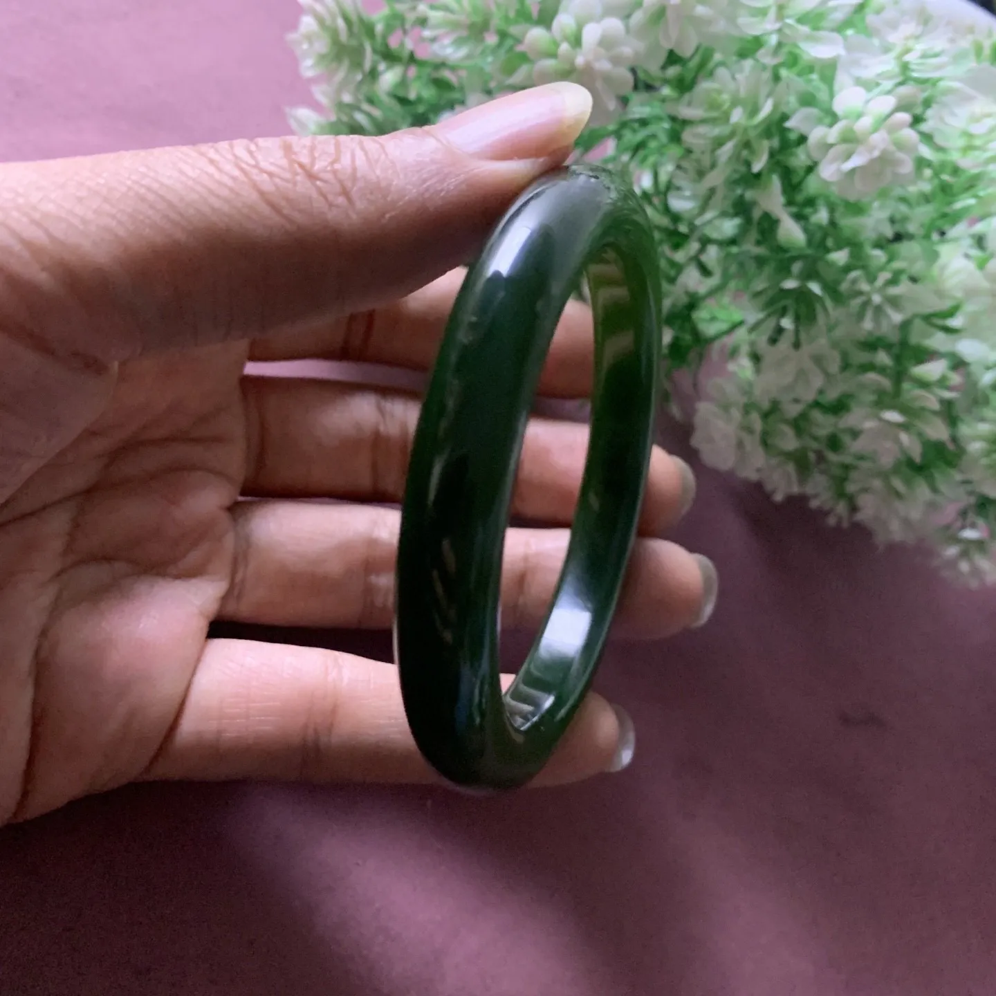 和田玉55.8圈口碧玉菠菜绿手镯，玉质细腻油润，密度紧凑，琢型圆润，高脂粉，品相大，佩戴端庄典雅