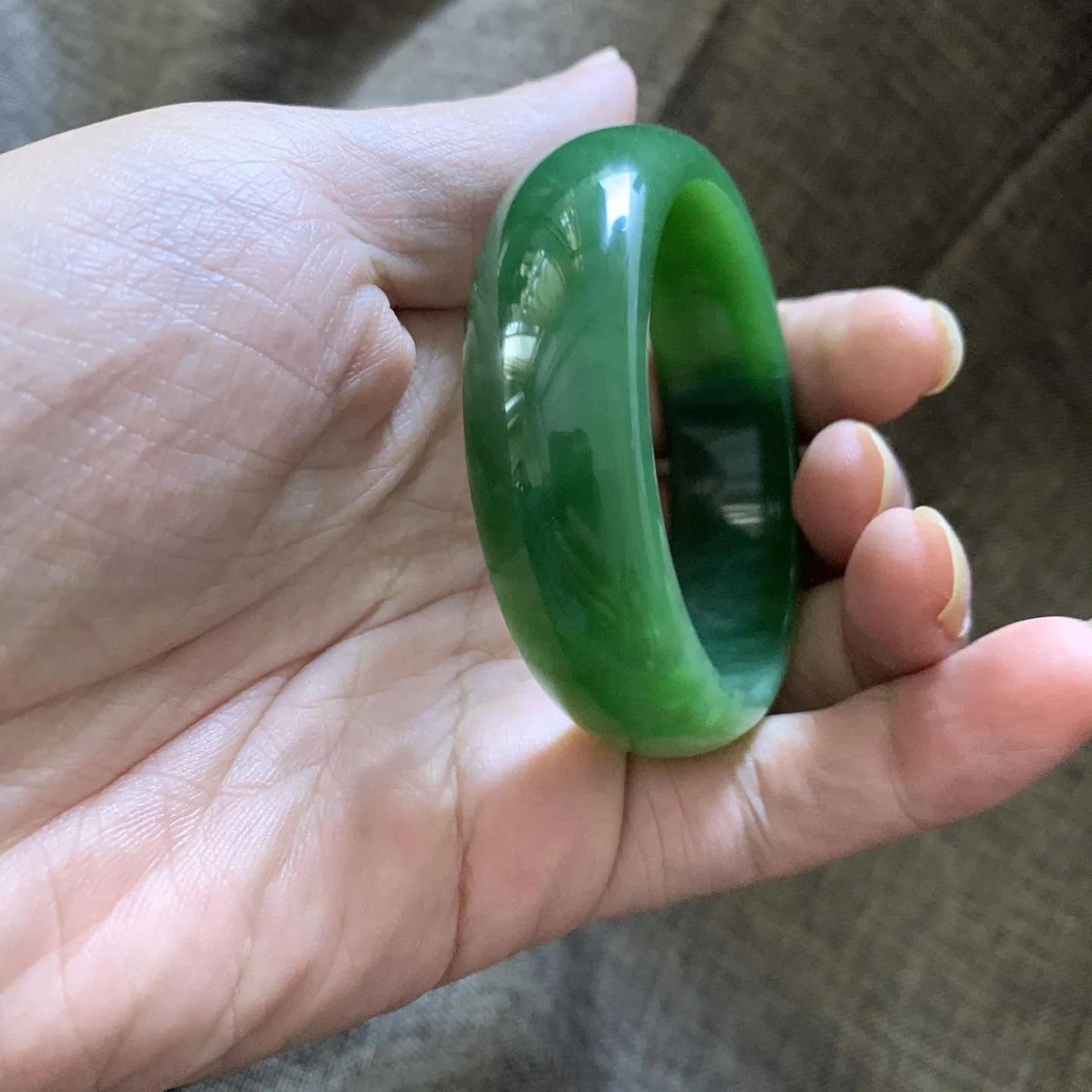 50.9圈口和田玉碧玉阳绿色宽版手镯【挽间柔情】，镯型古朴典雅。在诗情画意的雨巷相遇，你是我腕间的一