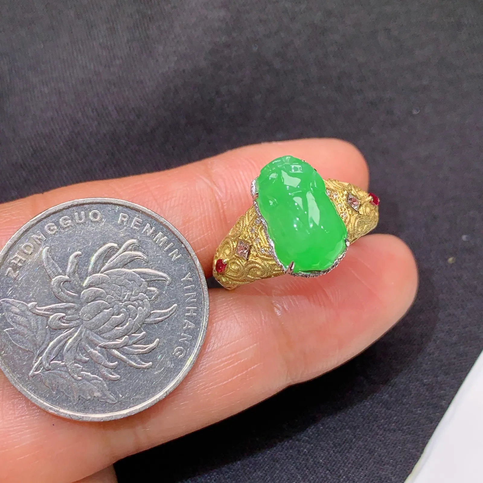 甜阳绿貔貅戒指，18k金镶嵌，简约时尚，冰润色阳，种水足 圈口15 裸石12.5*8*4.7