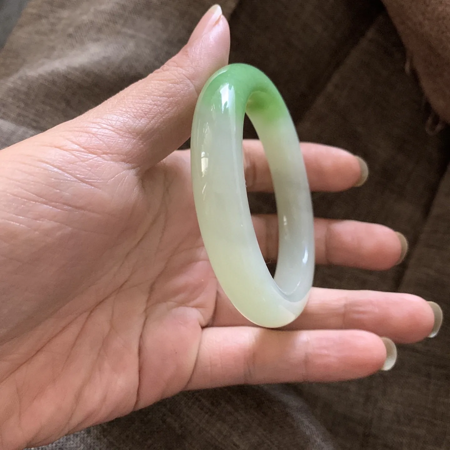 收藏款，57.5圈口和田玉翠青手镯【挽间柔情】，镯型古朴典雅。在诗情画意的雨巷相遇，你是我腕间的一抹