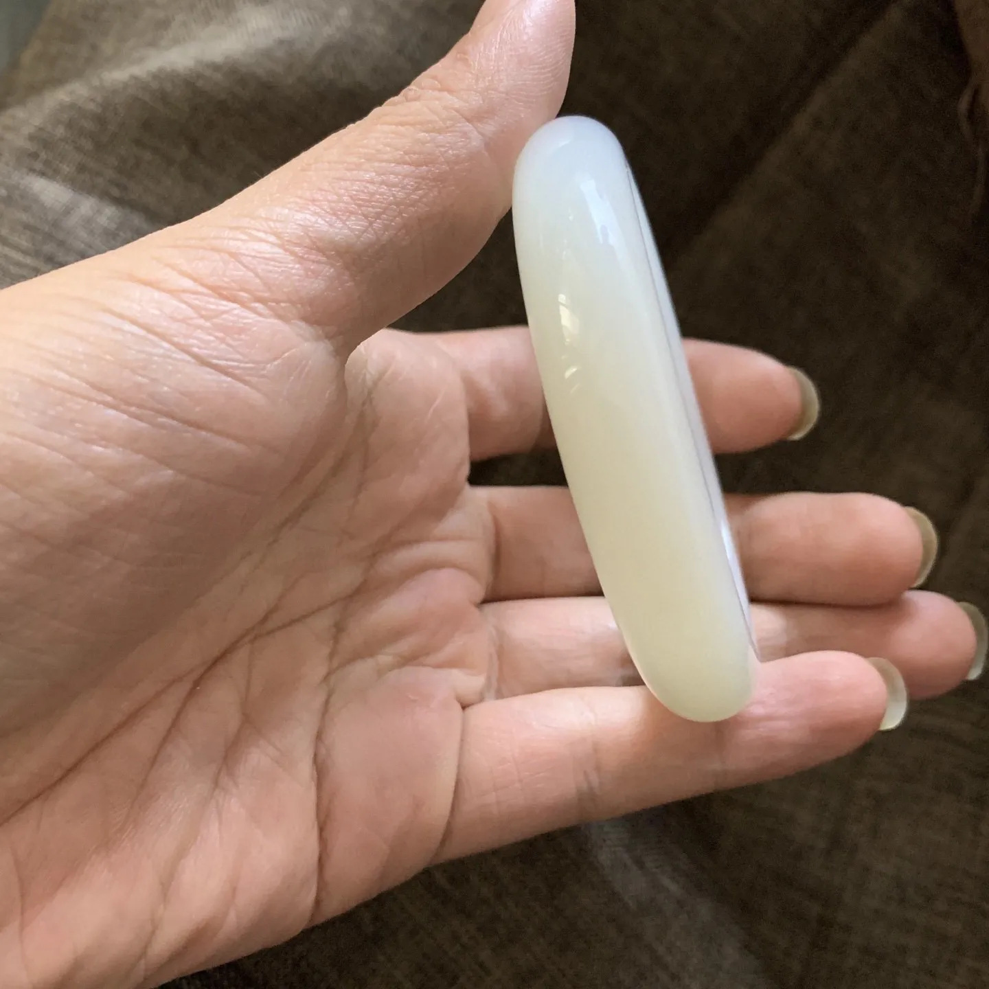 57圈口和田玉蜂蜜水手镯【挽间柔情】，镯型古朴典雅。在诗情画意的雨巷相遇，你是我腕间的一抹风情，有你眸有深情.清风荡漾湖间静水，我愿俯身低眉，在烟波涟漪处寻你