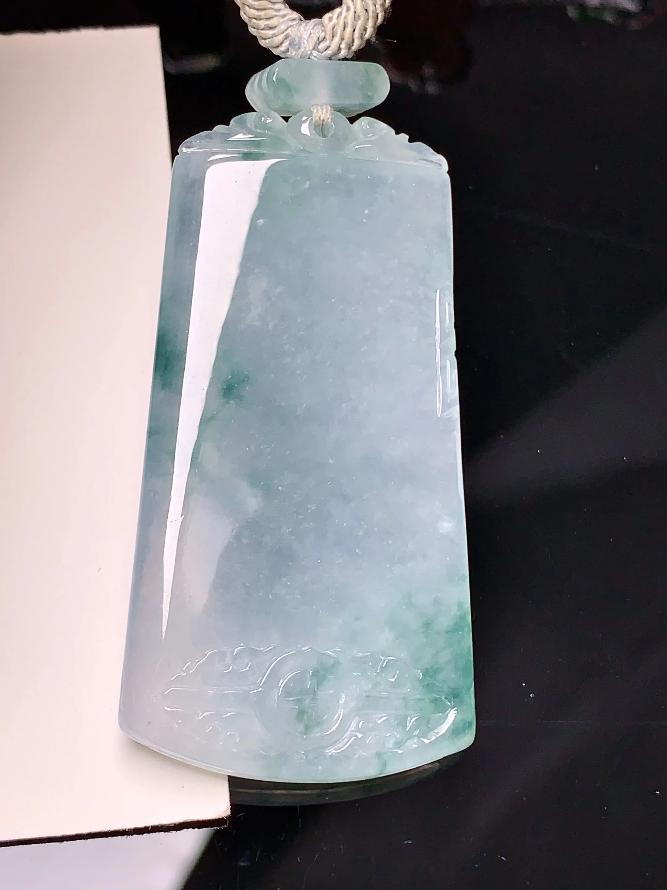 飘绿无事牌吊坠 玉质细腻 色泽清新艳丽 整体尺寸49.5*25.7*4.3