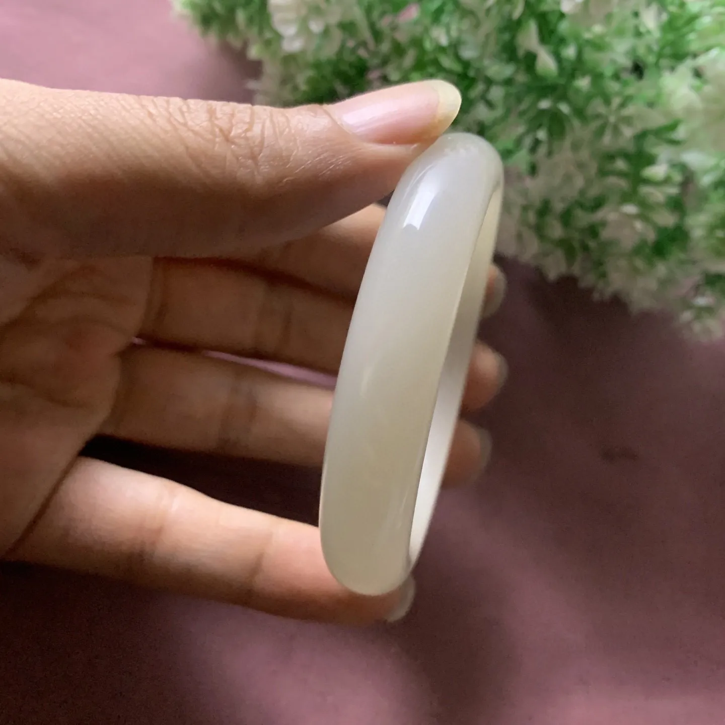 和田玉55.3圈口藕粉色手镯，玉质细腻油润，密度紧凑，琢型圆润，高脂粉，品相大，佩戴端庄典雅